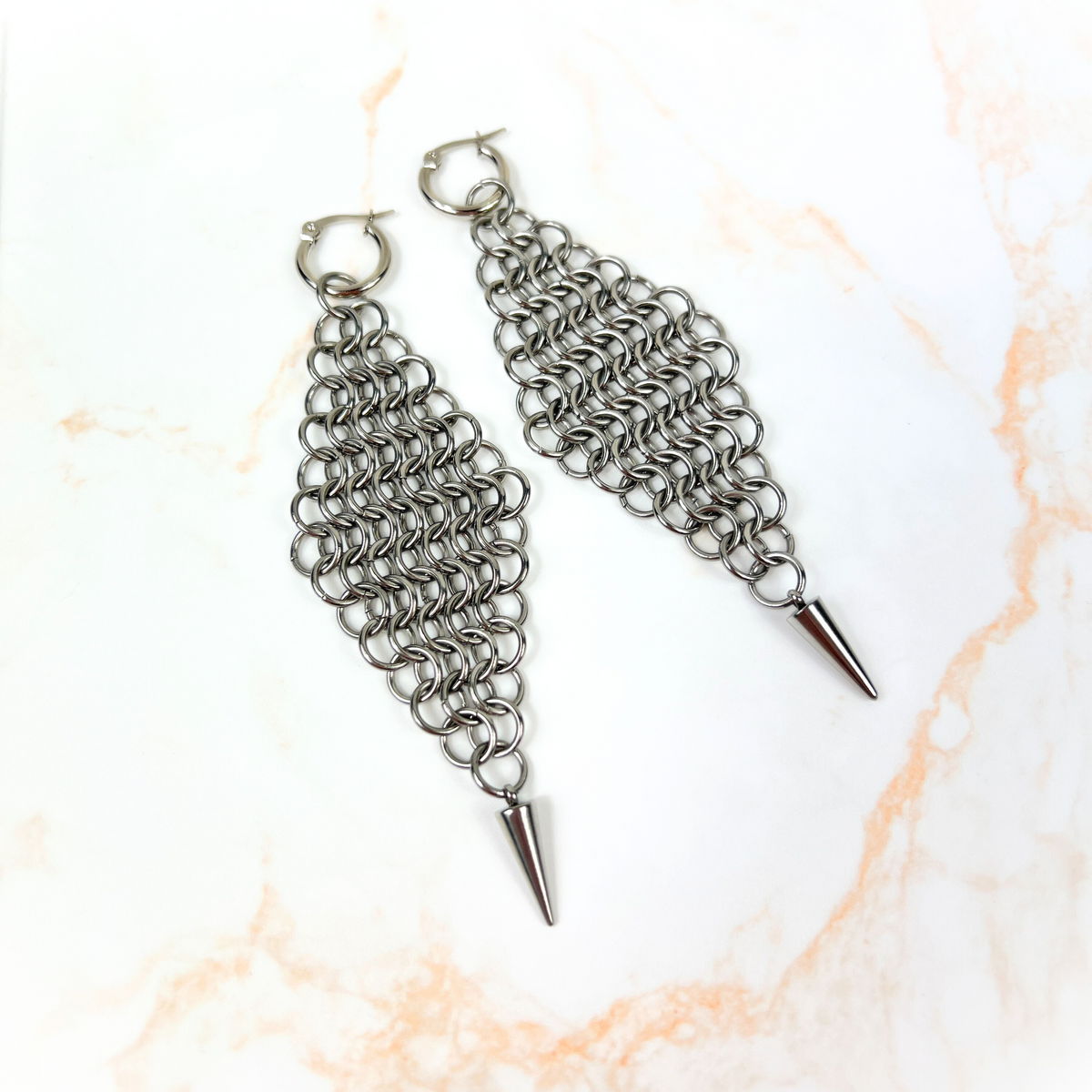 Maxi diamond shape chainmail earrings with spikes, made of stainless steel Baguette Magick