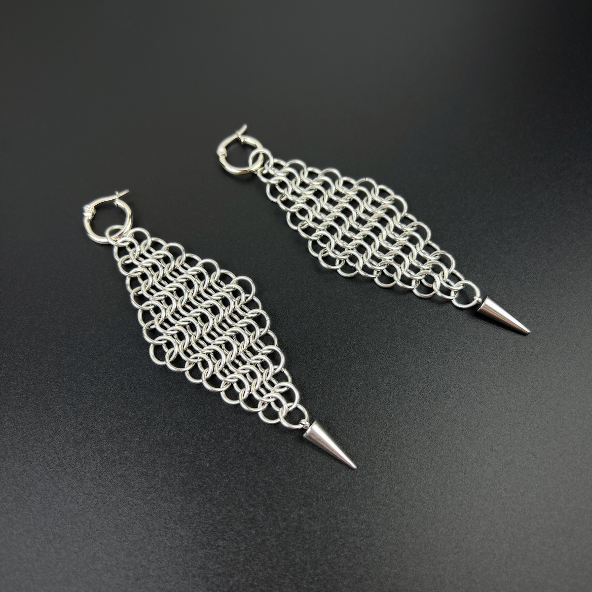 Maxi diamond shape chainmail earrings with spikes, made of stainless steel Baguette Magick