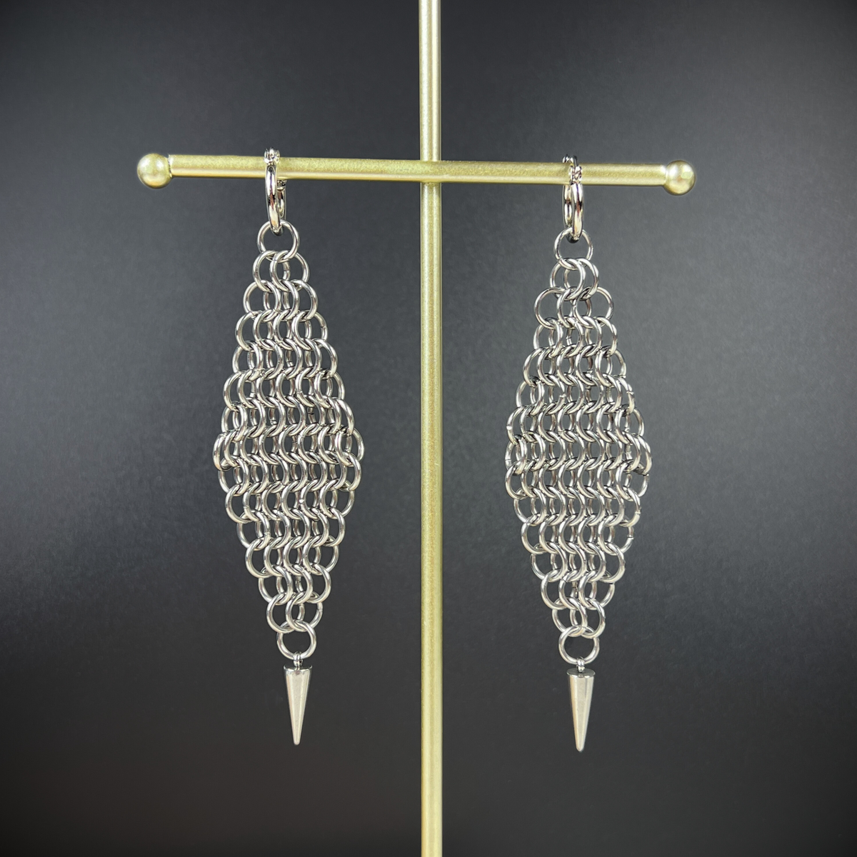 Maxi diamond shape chainmail earrings with spikes, made of stainless steel Baguette Magick