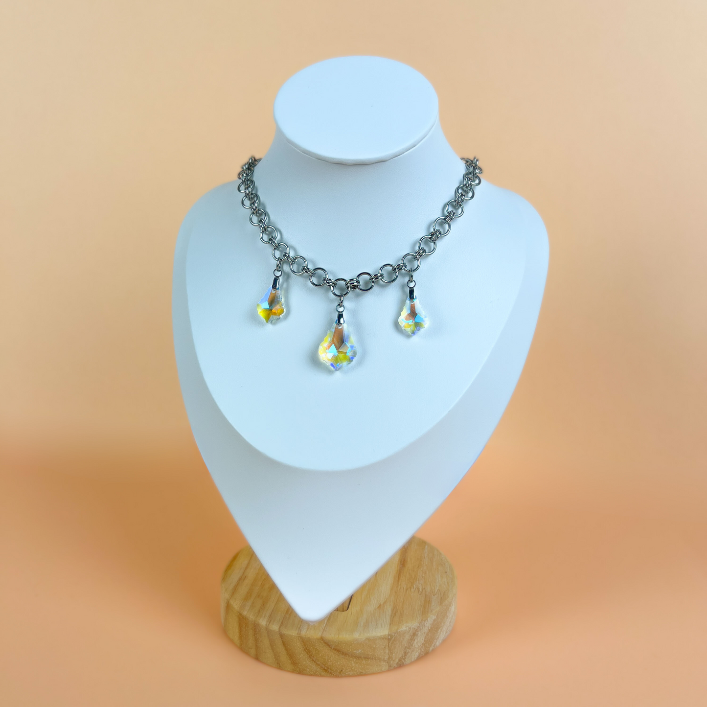 Sparkling crystal necklace, yellow and blue irridescence, chainmail chain, stainless steel Baguette Magick