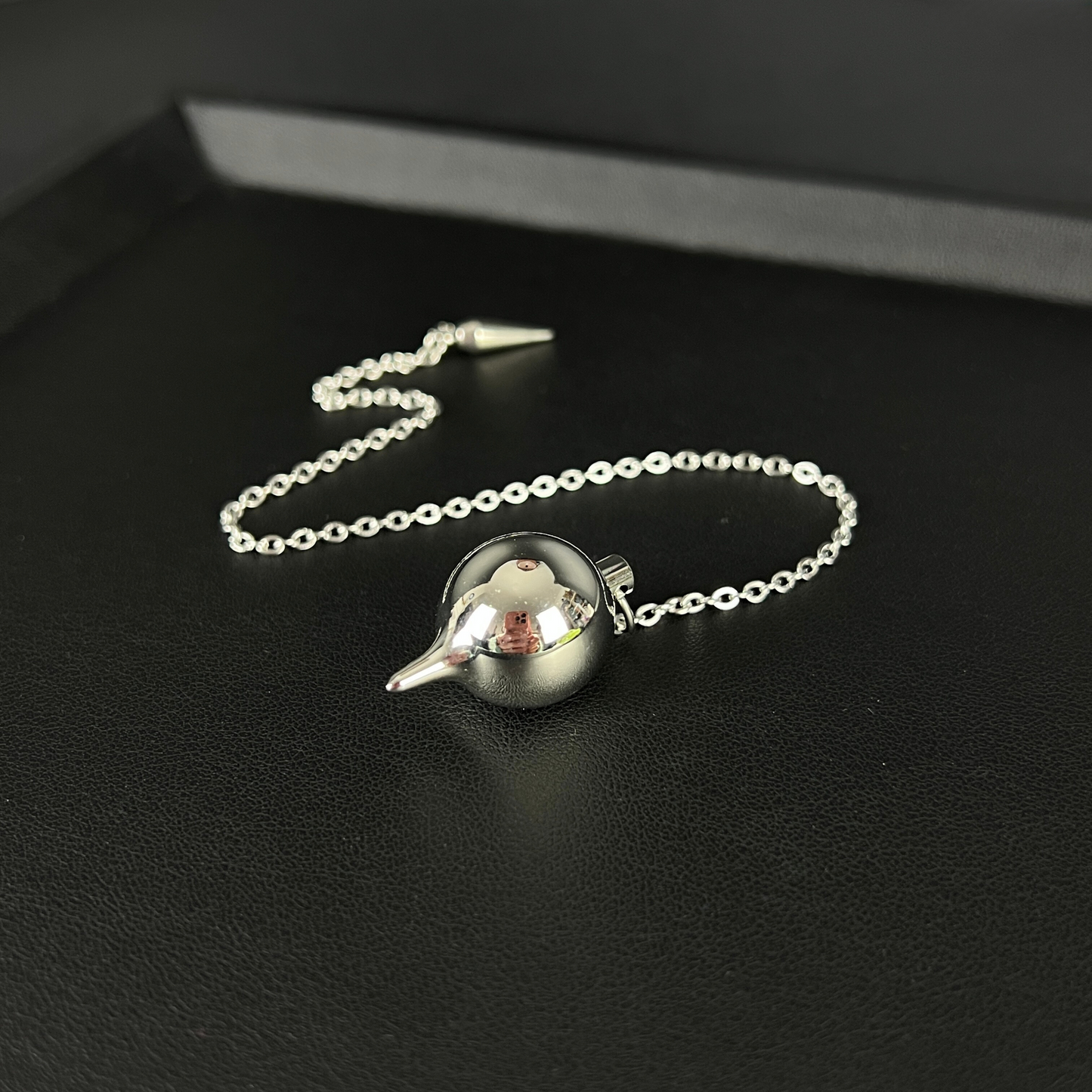 Round teardrop pendulum, classic divination tool for dowsing, spike charm Baguette Magick