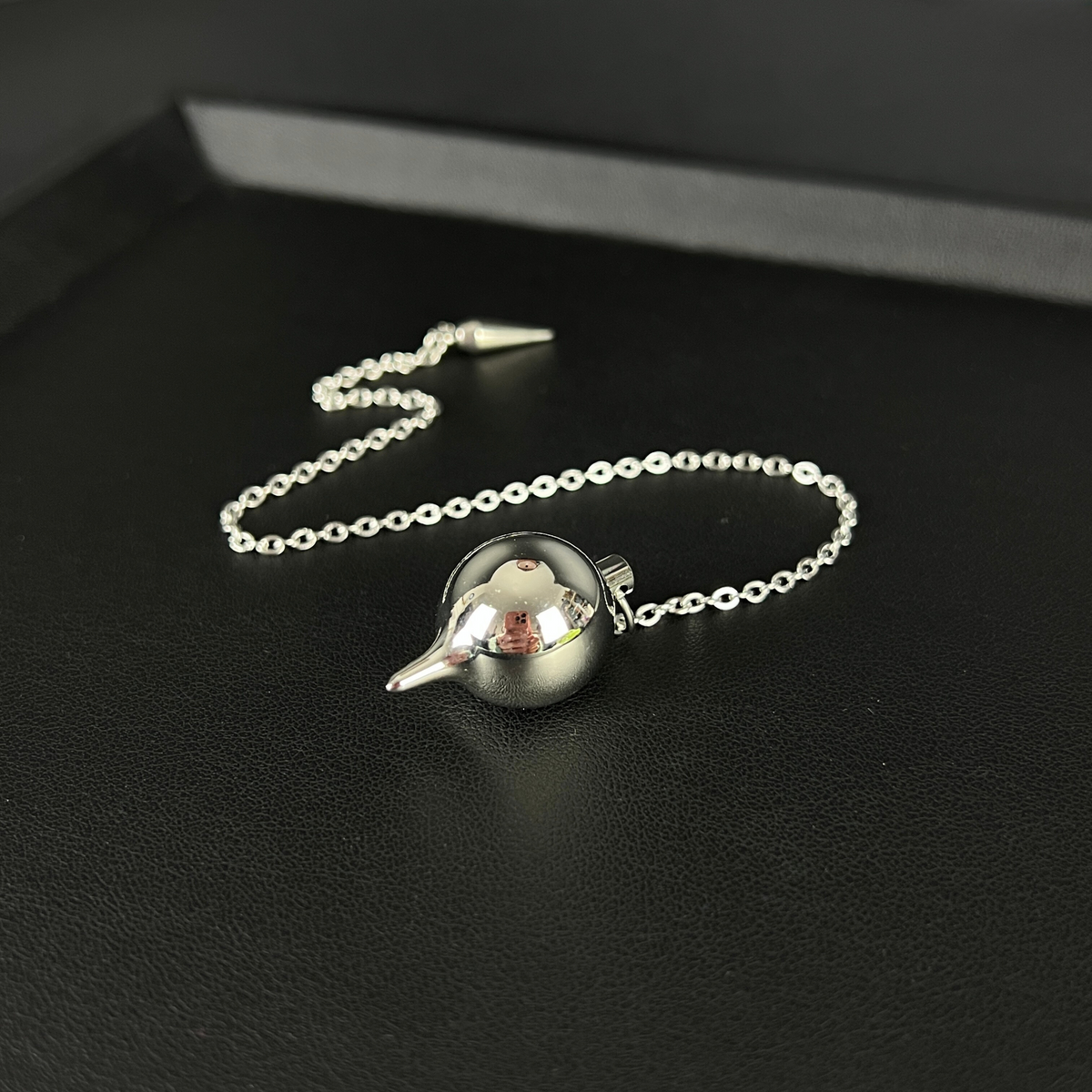 Round teardrop pendulum, classic divination tool for dowsing, spike charm Baguette Magick