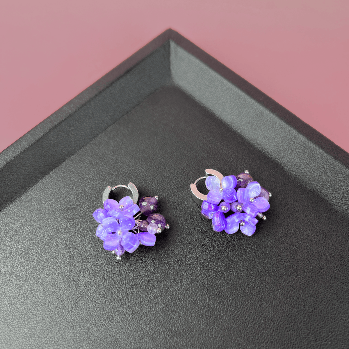 Boucles d'oreilles en fleurs d'hortensia, perles d'améthyste sur créoles épaisses