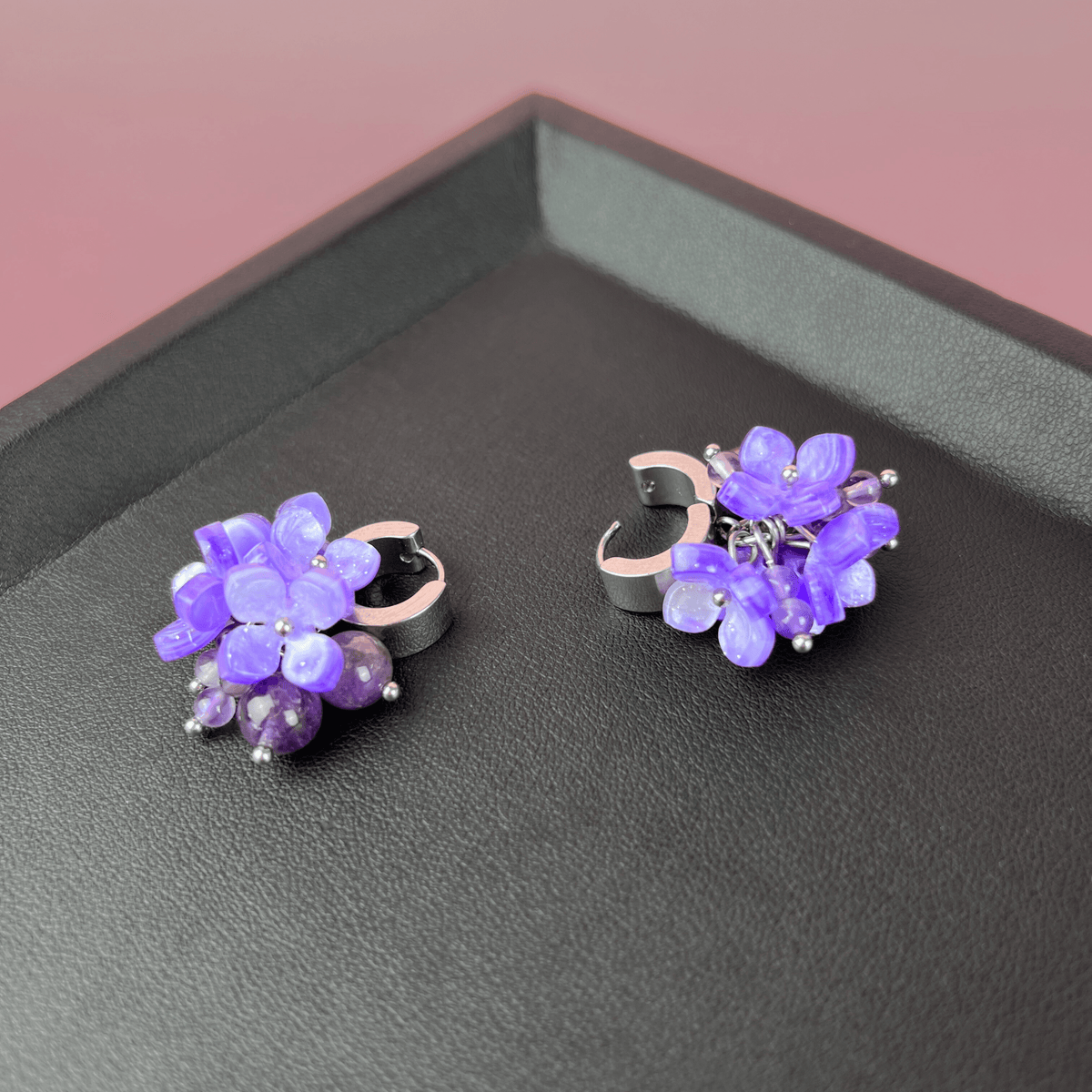 Boucles d'oreilles en fleurs d'hortensia, perles d'améthyste sur créoles épaisses