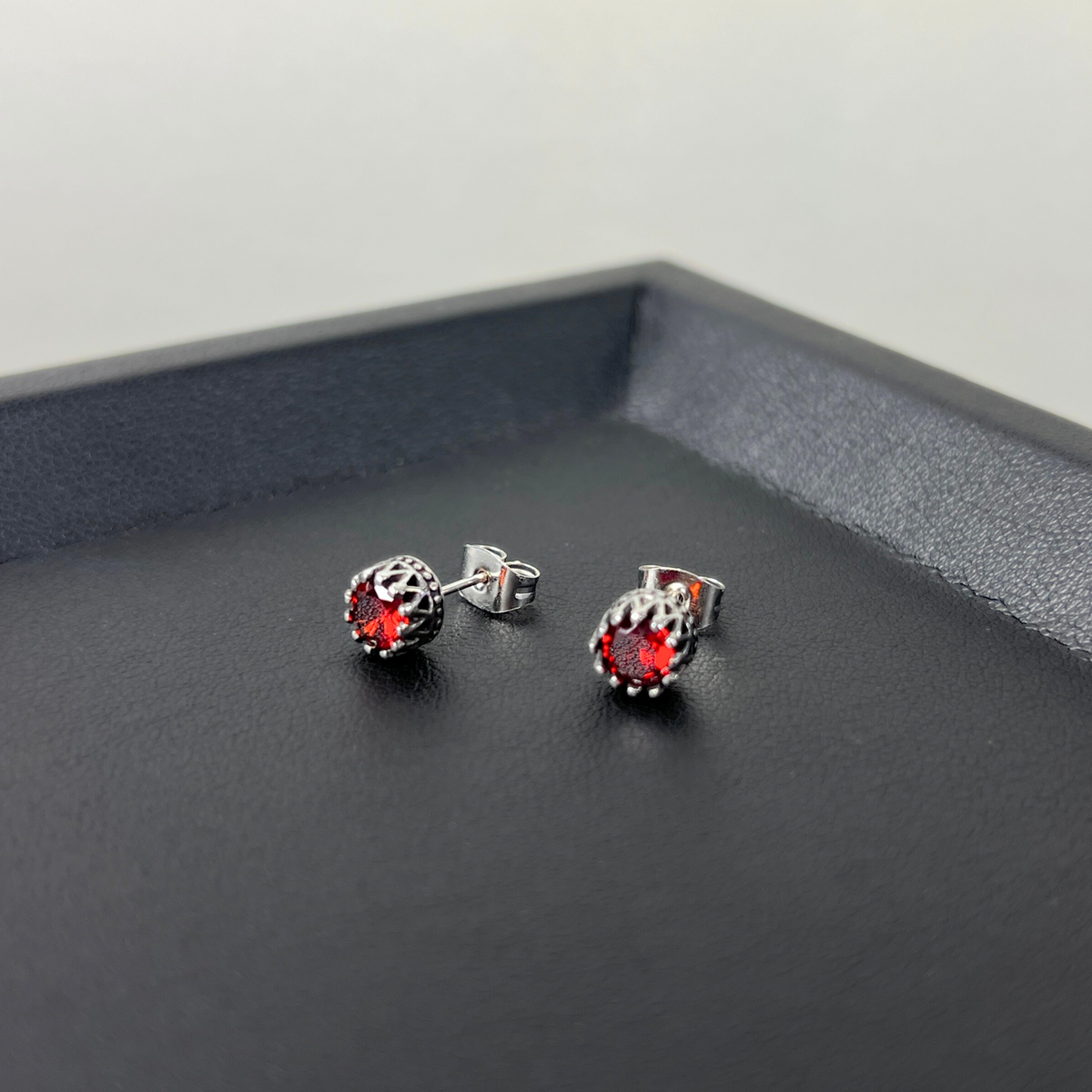 Red rhinestone and crown stud earrings Baguette Magick