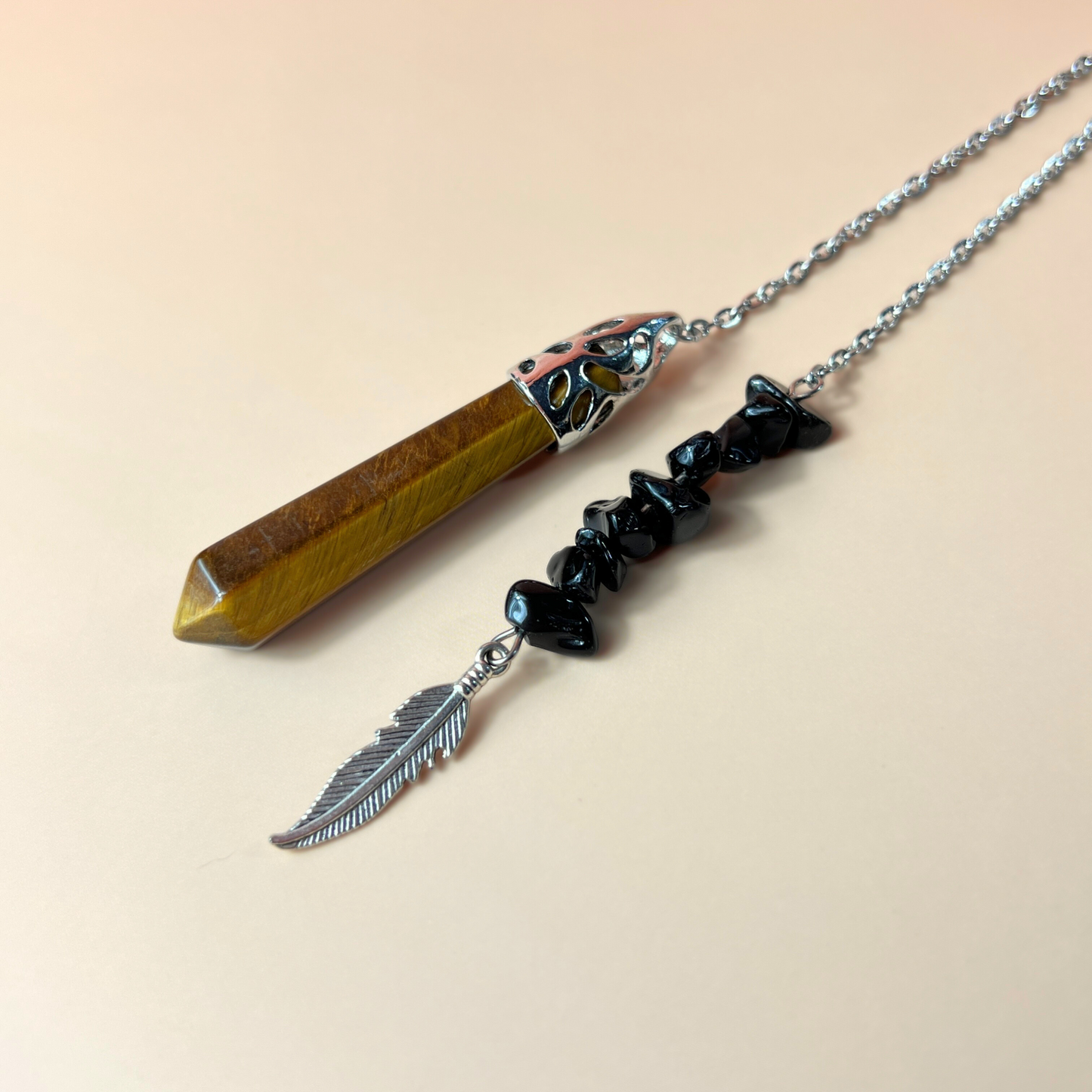 Pendule oeil de tigre, obsidienne et plume