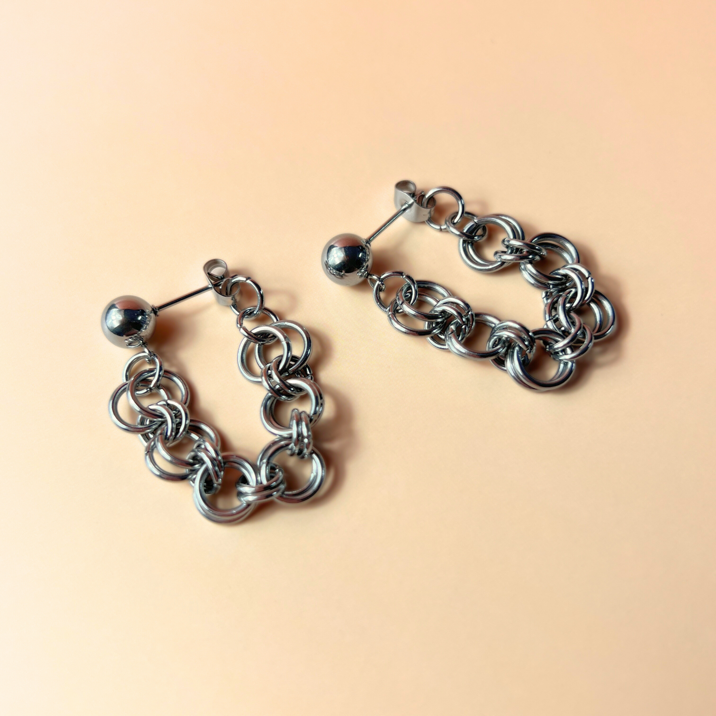 Boucles d'oreilles à tige gothiques en cotte de mailles