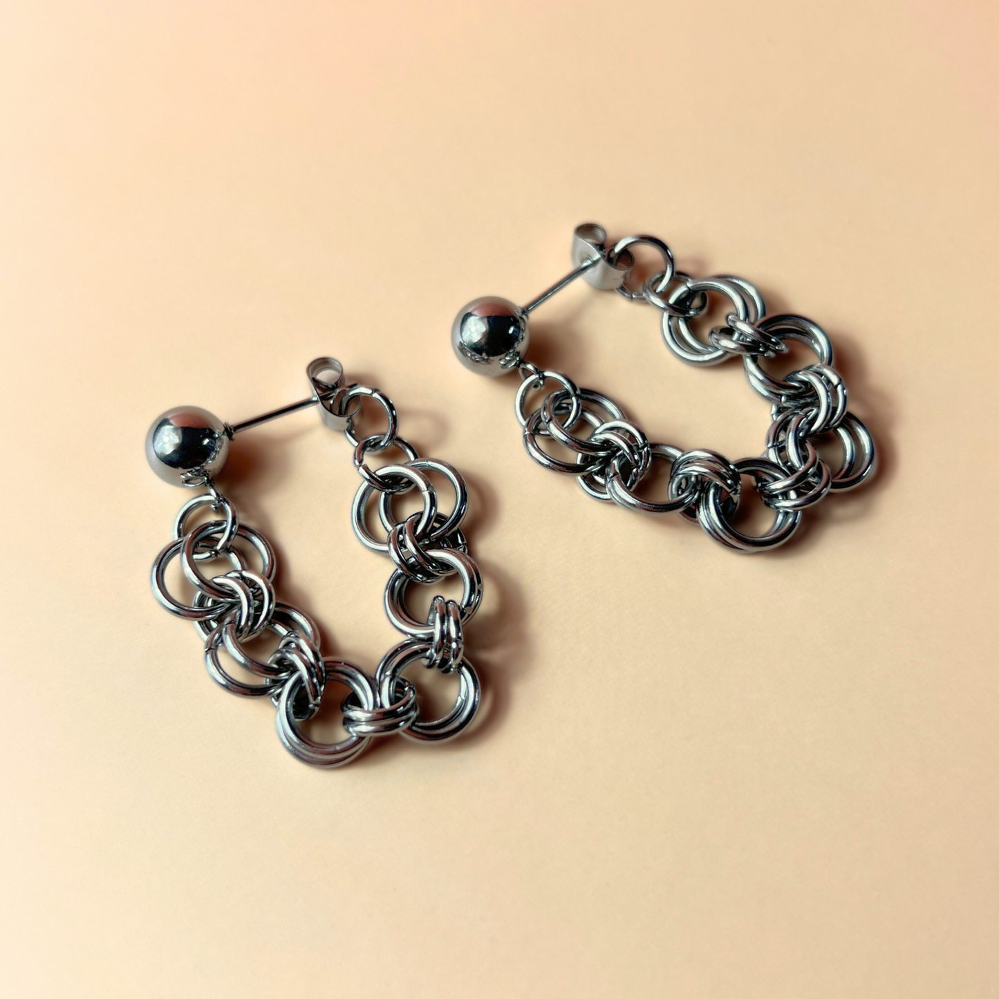 Boucles d'oreilles à tige gothiques en cotte de mailles