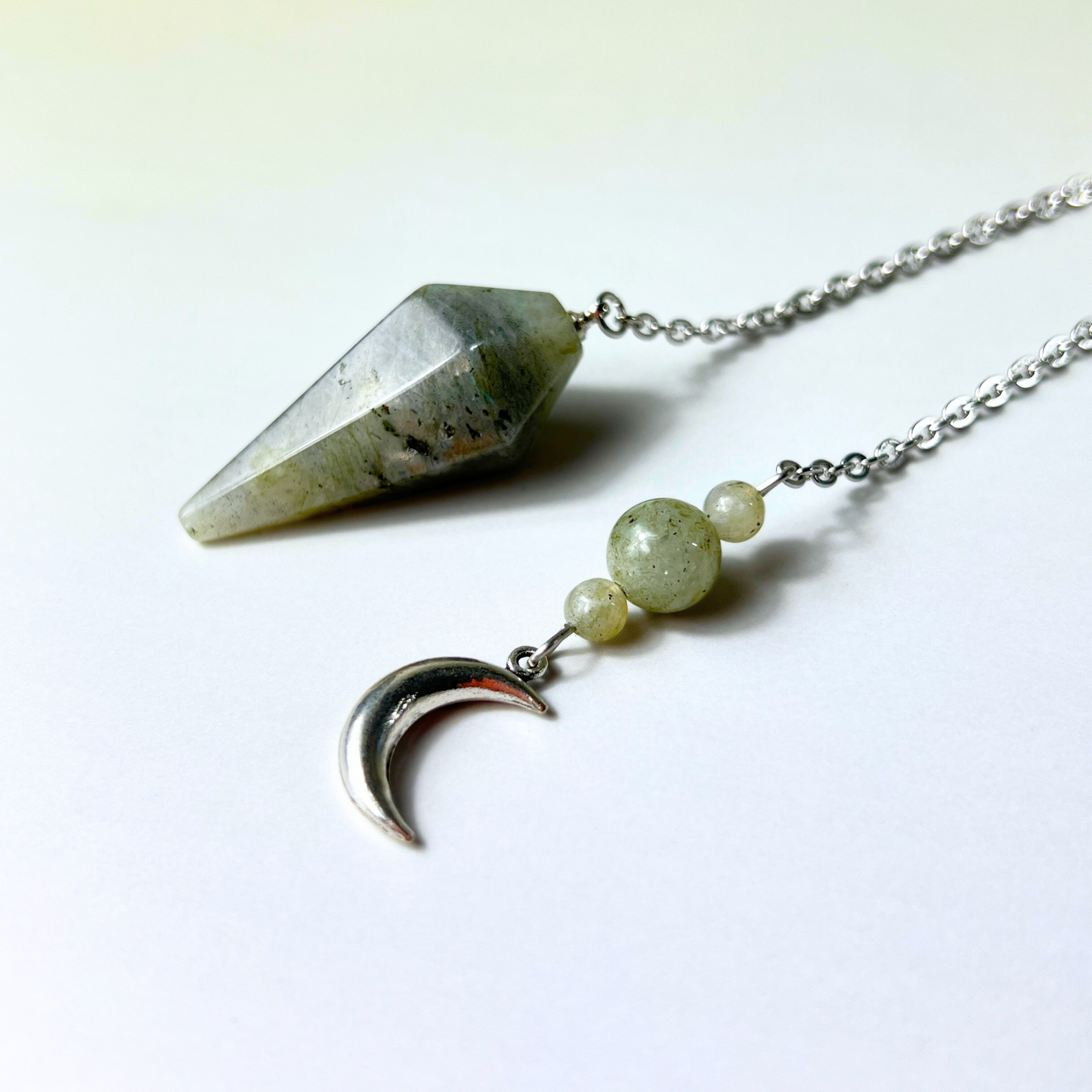 Pendule de divination en labradorite et croissant de lune