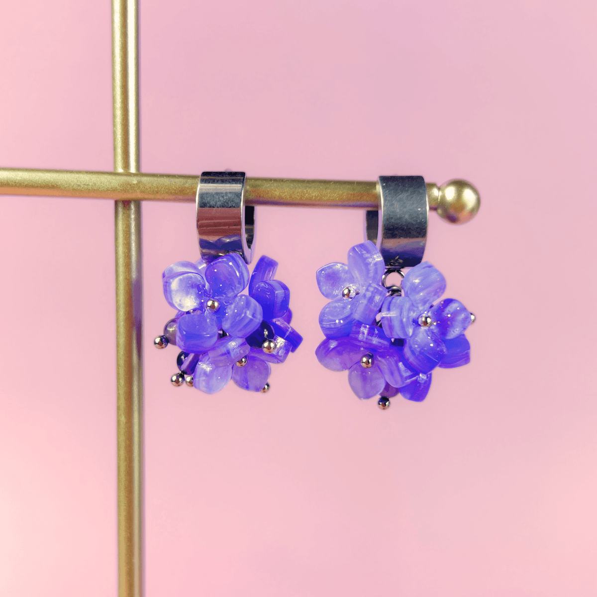 Boucles d'oreilles en fleurs d'hortensia, perles d'améthyste sur créoles épaisses