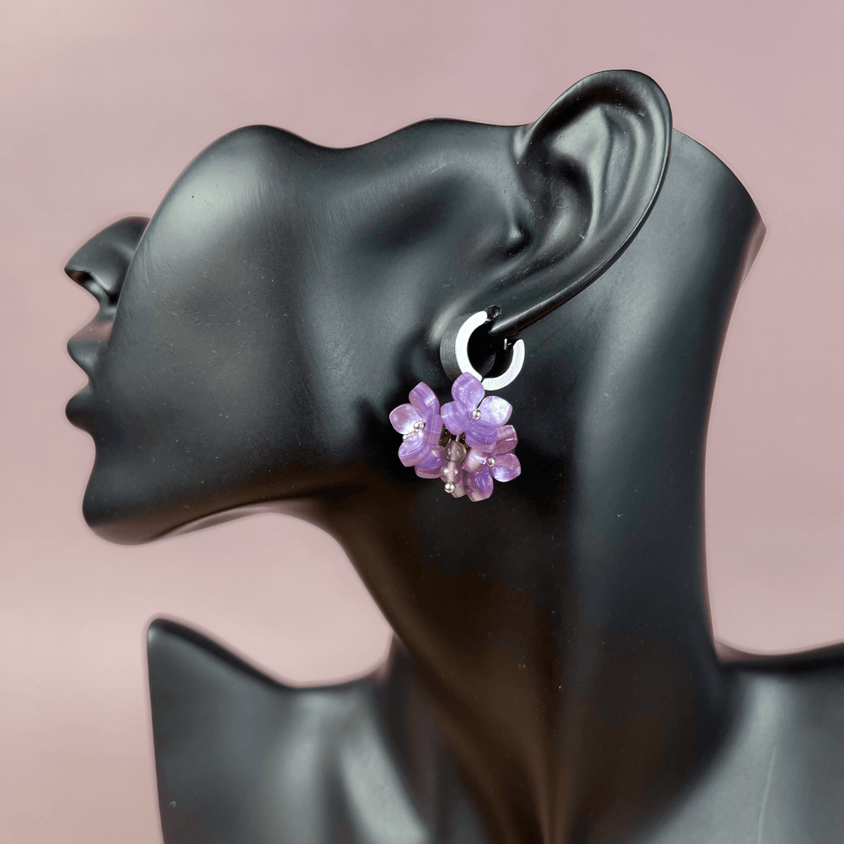 Boucles d'oreilles en fleurs d'hortensia, perles d'améthyste sur créoles épaisses