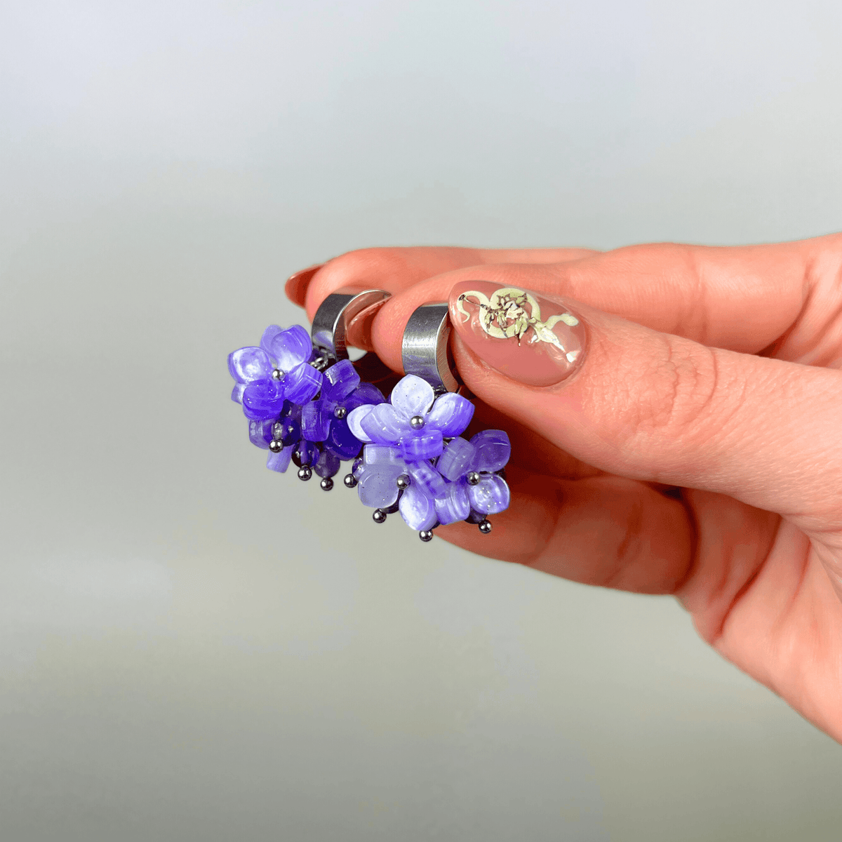 Boucles d'oreilles en fleurs d'hortensia, perles d'améthyste sur créoles épaisses