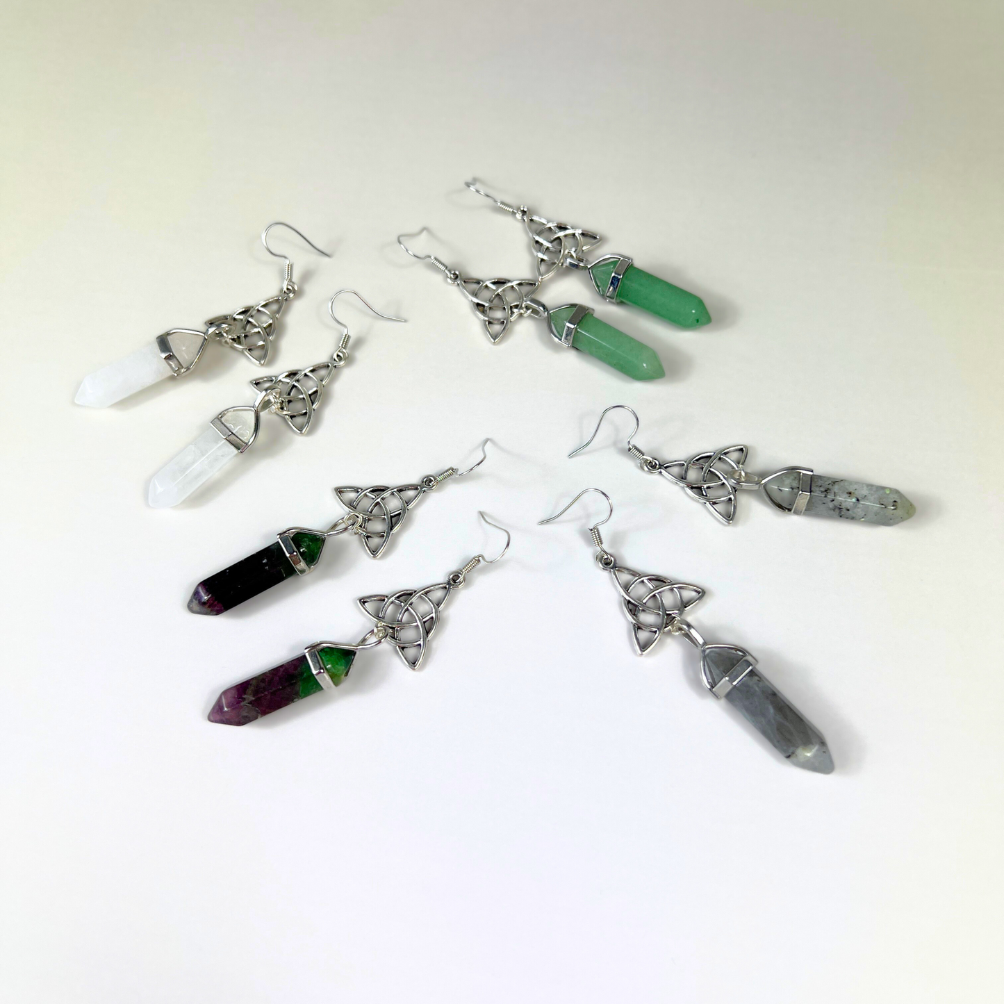 Boucles d'oreilles celtiques triquetra et pierres précieuses