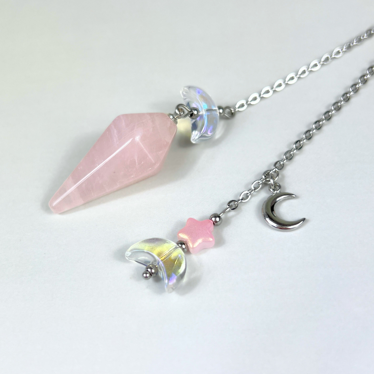 Pendule de radiesthésie en quartz rose céleste, avec breloques lune et étoile