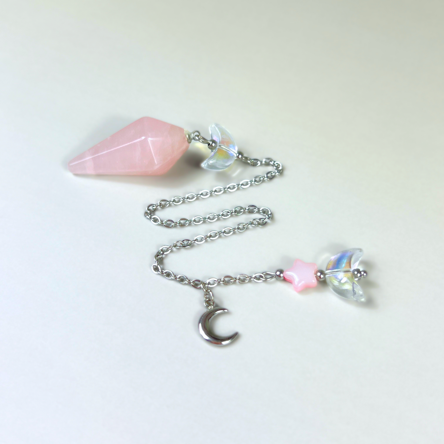 Pendule de radiesthésie en quartz rose céleste, avec breloques lune et étoile