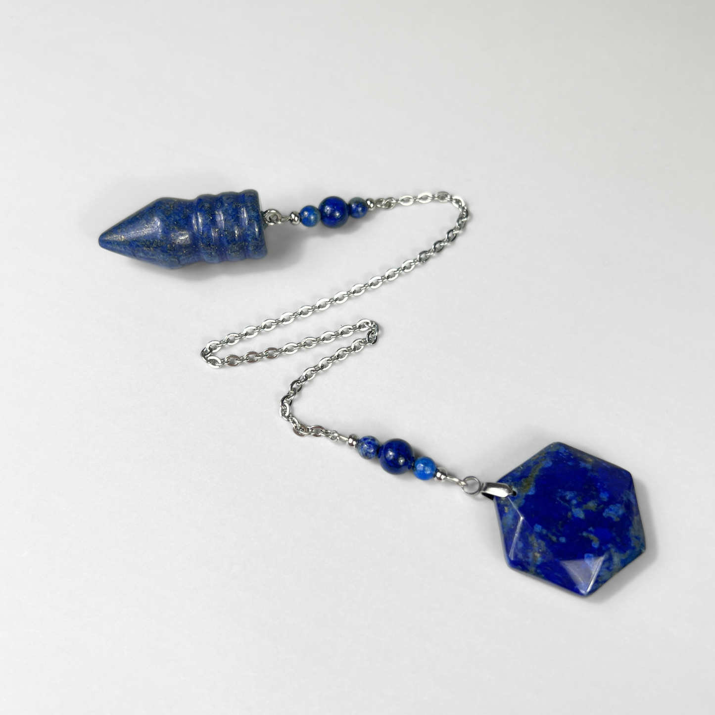 Pendule en lapis-lazuli en forme de balle, avec une gemme hexagonale
