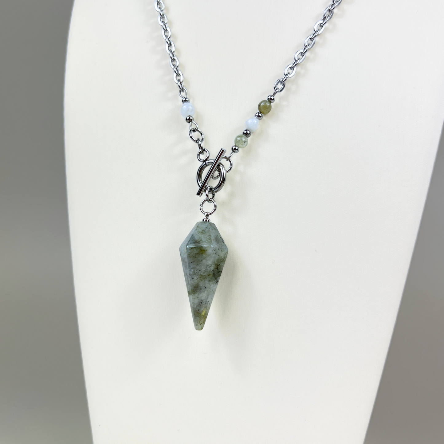 Collier pendule en labradorite et pierre de lune, fermoir à bascule