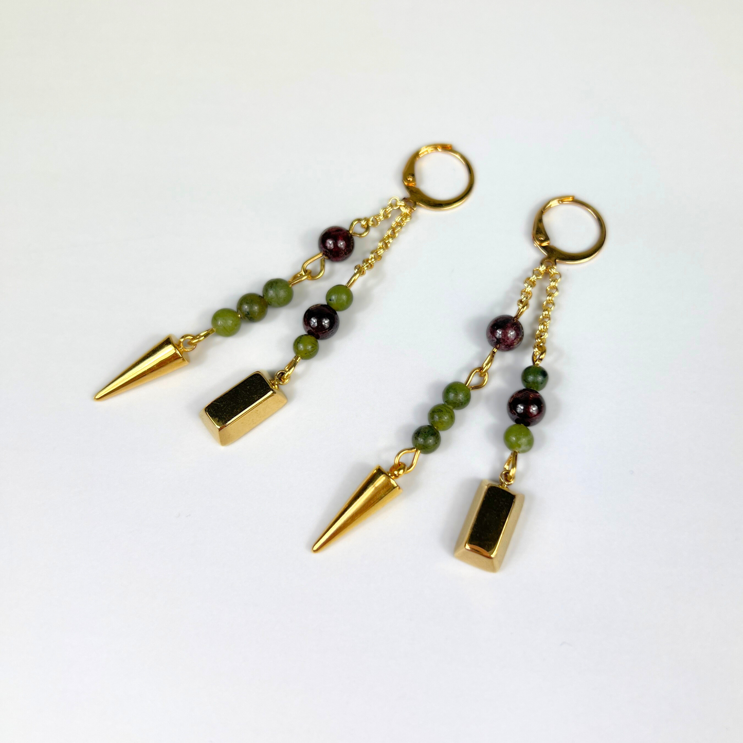 Boucles d'oreilles talisman de richesse en grenat et jade vert, lingot d'or et pointe, pour manifester l'abondance