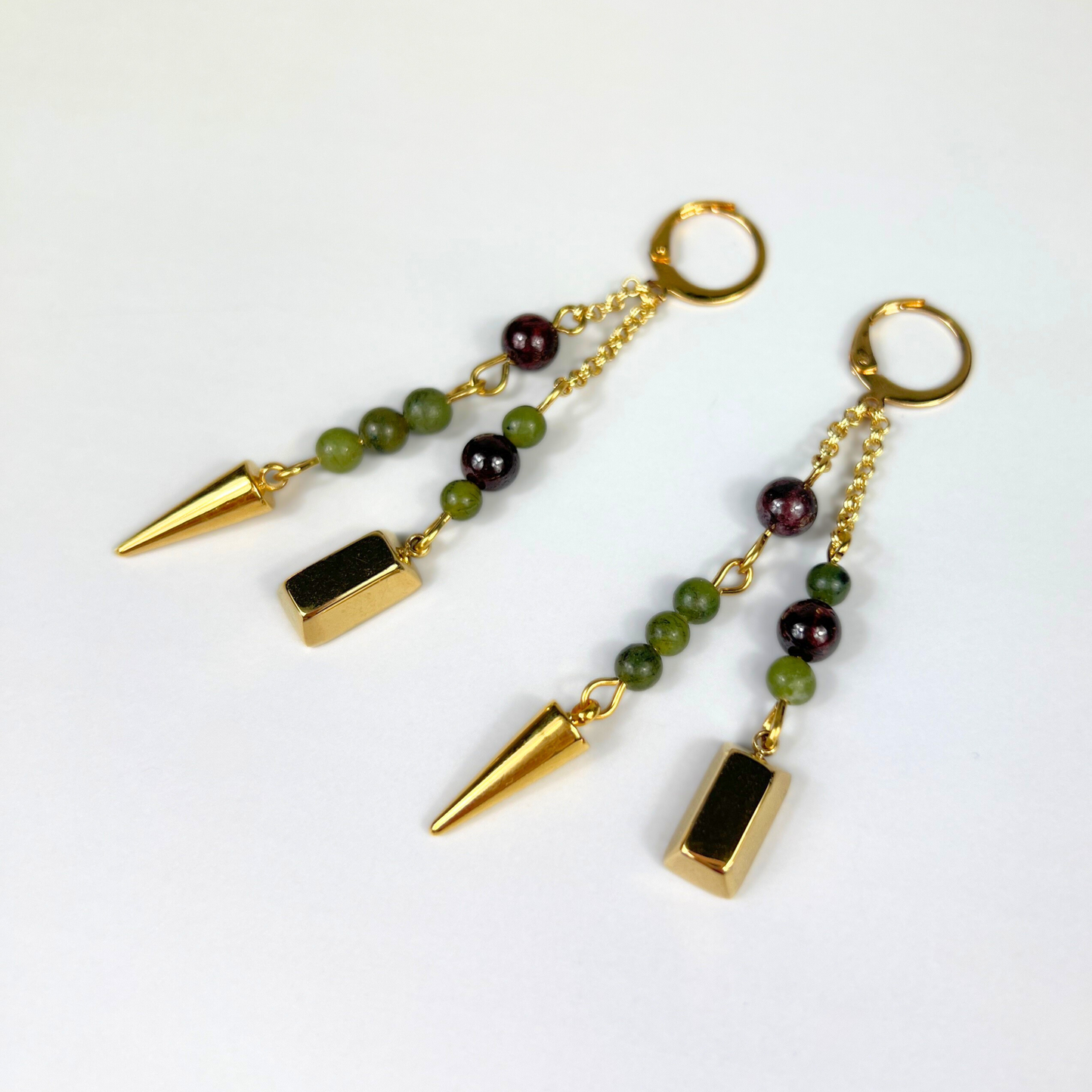 Boucles d'oreilles talisman de richesse en grenat et jade vert, lingot d'or et pointe, pour manifester l'abondance