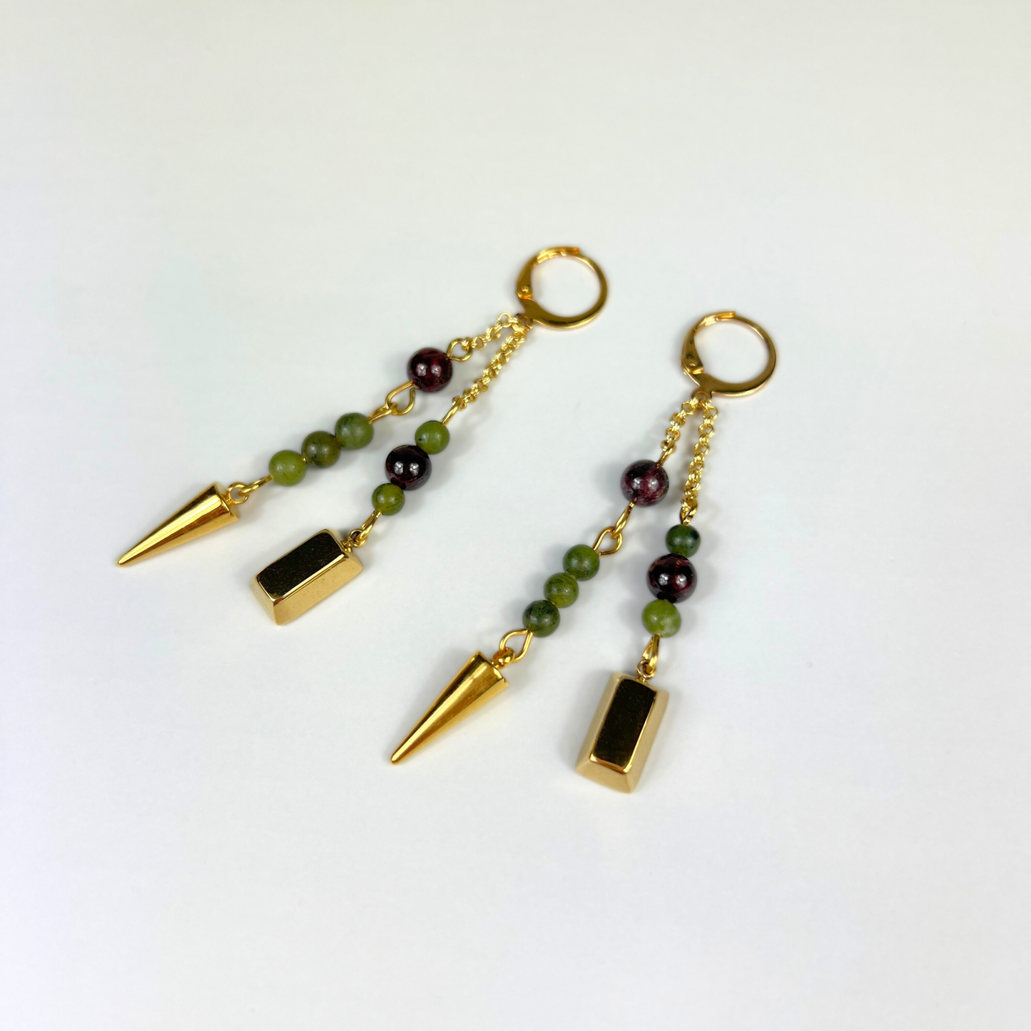 Boucles d'oreilles talisman de richesse en grenat et jade vert, lingot d'or et pointe, pour manifester l'abondance
