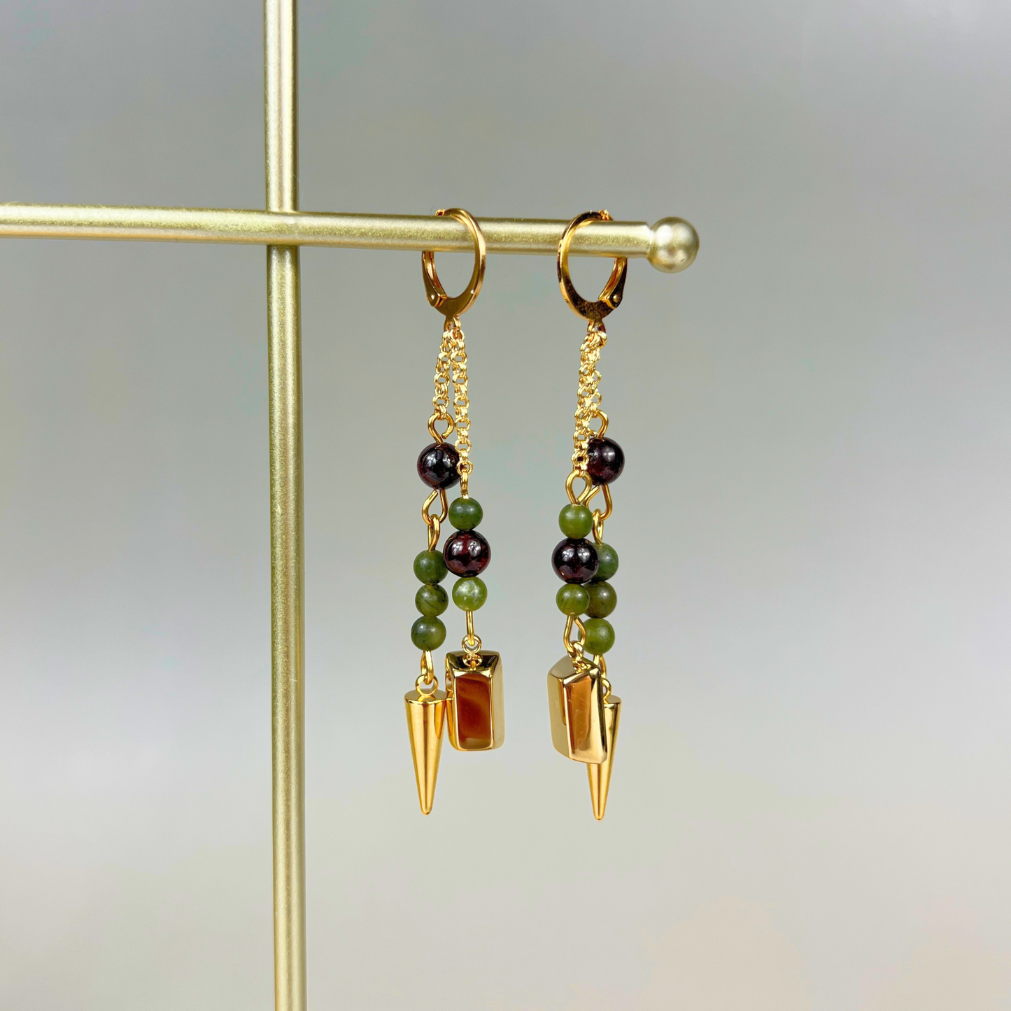Boucles d'oreilles talisman de richesse en grenat et jade vert, lingot d'or et pointe, pour manifester l'abondance