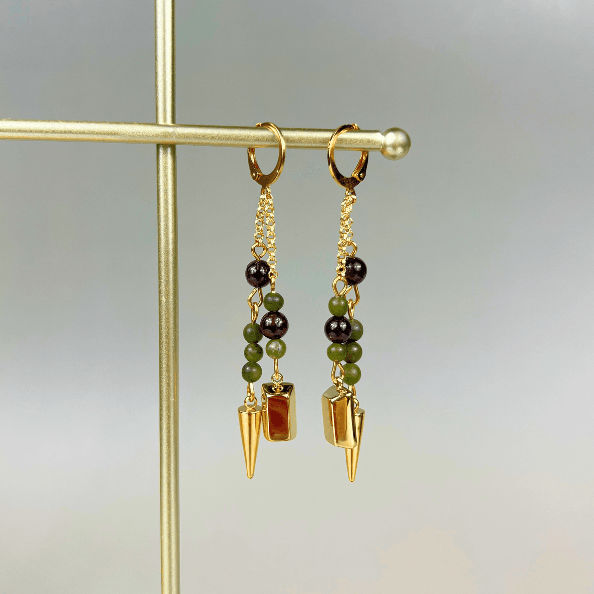 Boucles d'oreilles talisman de richesse en grenat et jade vert, lingot d'or et pointe, pour manifester l'abondance