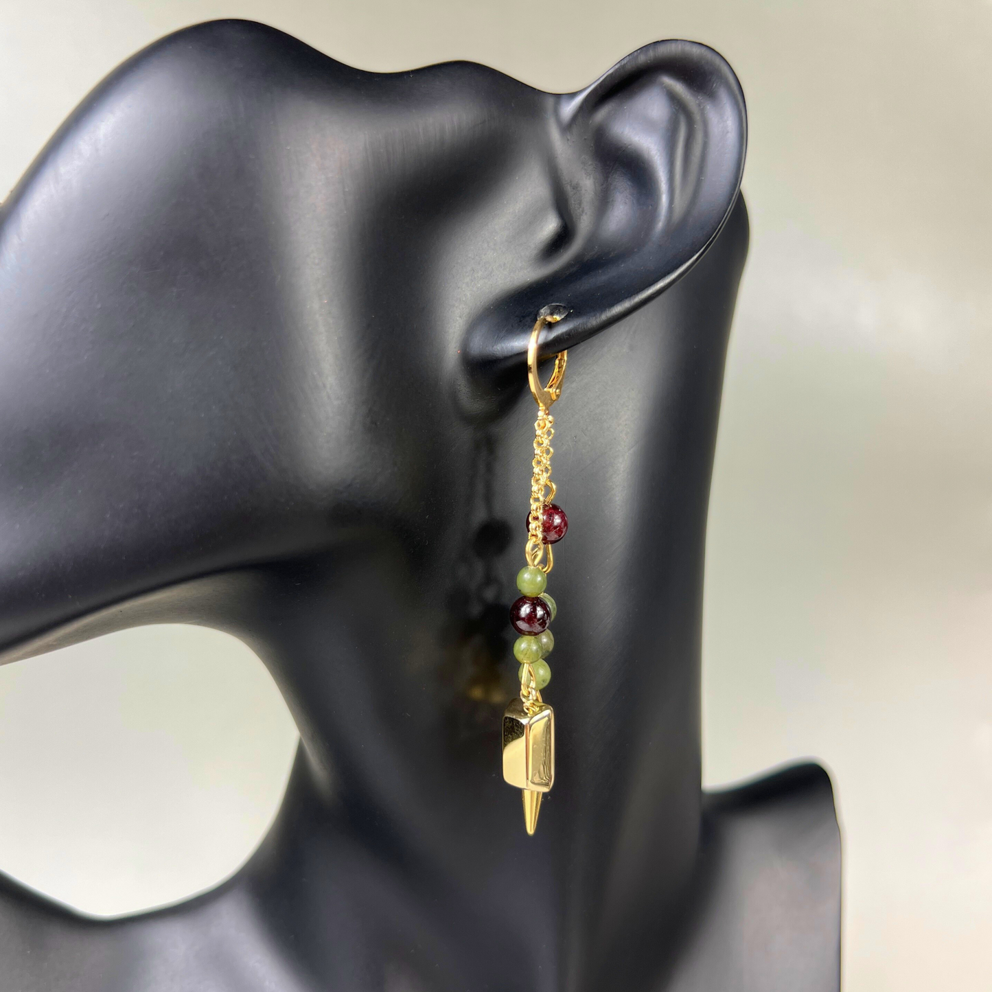 Boucles d'oreilles talisman de richesse en grenat et jade vert, lingot d'or et pointe, pour manifester l'abondance