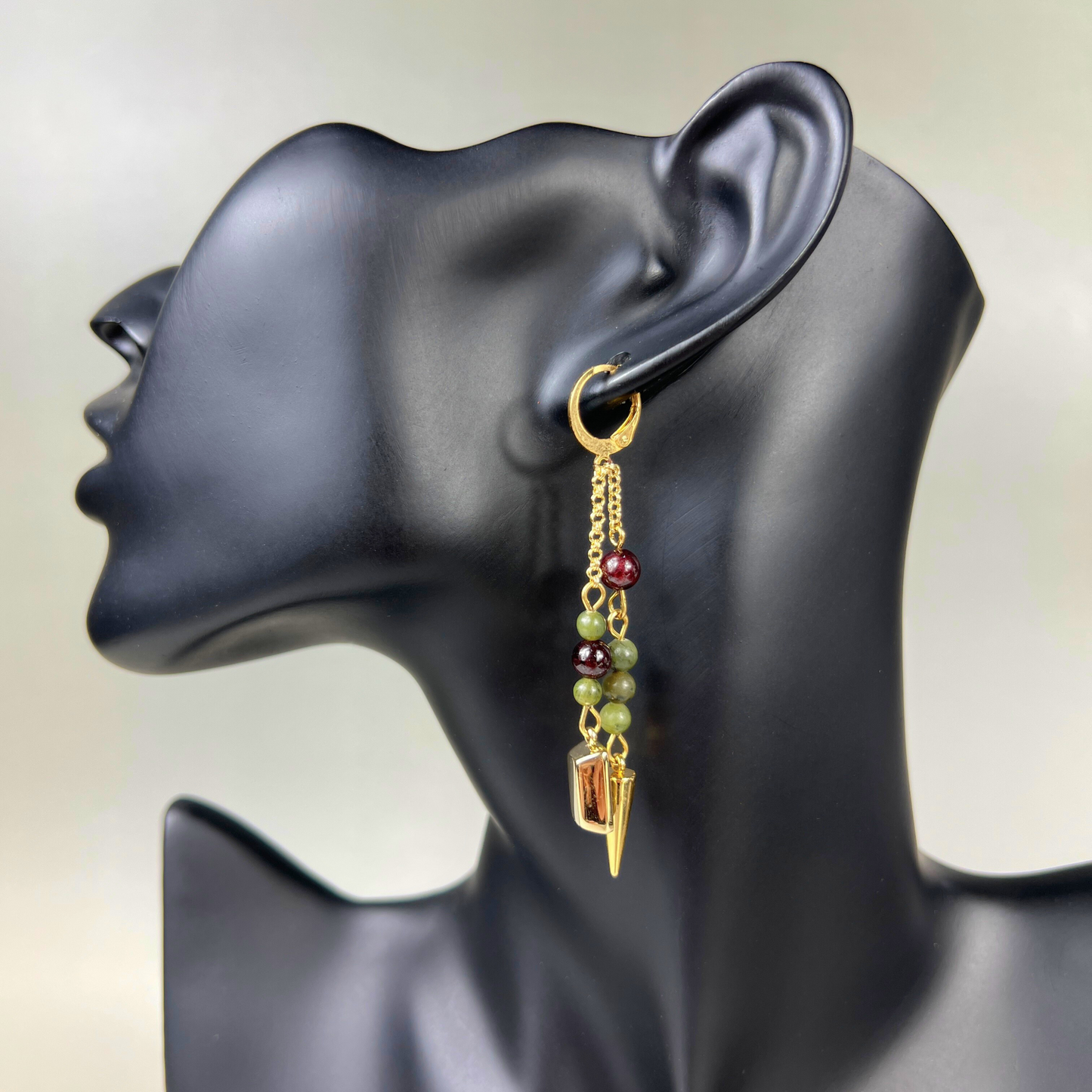 Boucles d'oreilles talisman de richesse en grenat et jade vert, lingot d'or et pointe, pour manifester l'abondance