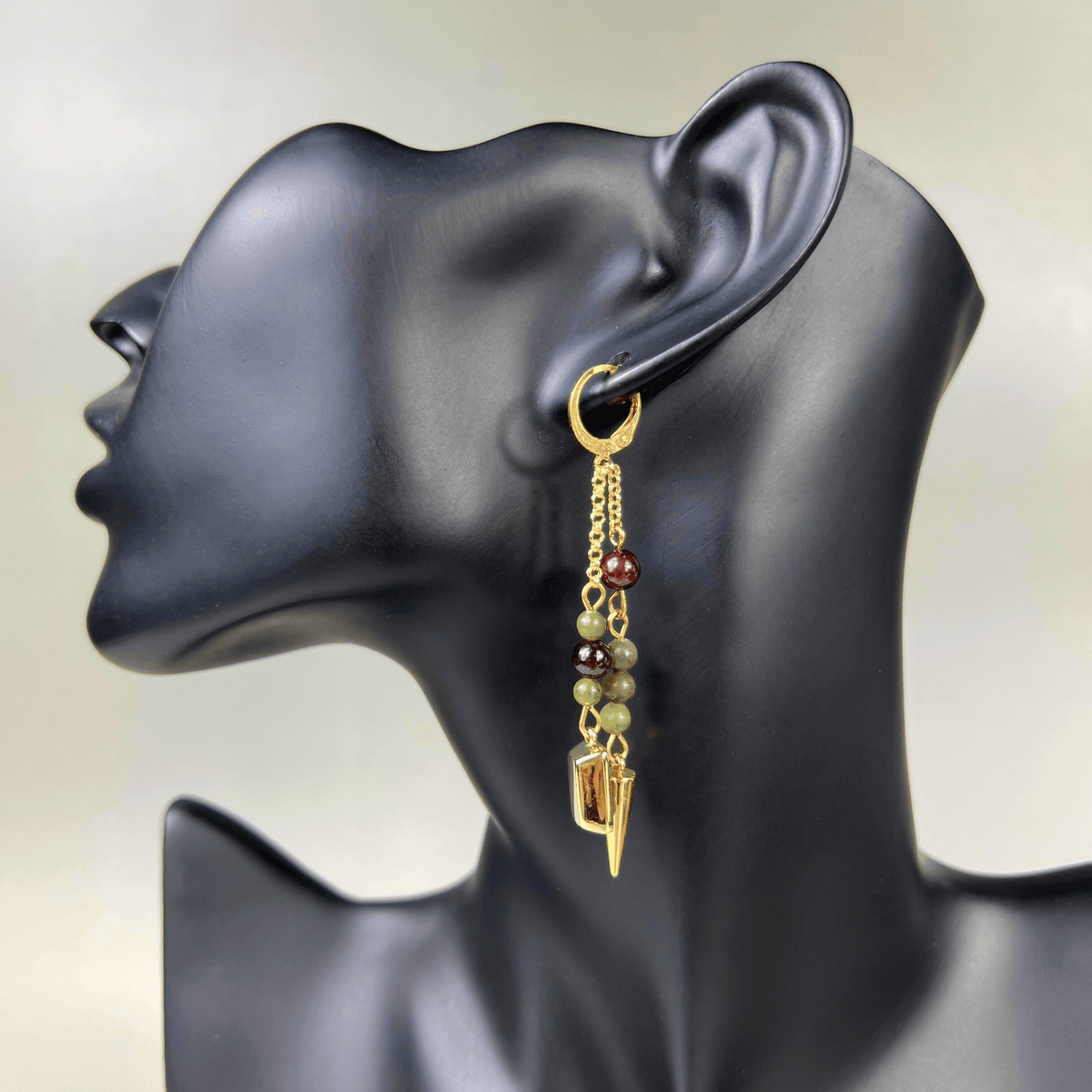Boucles d'oreilles talisman de richesse en grenat et jade vert, lingot d'or et pointe, pour manifester l'abondance