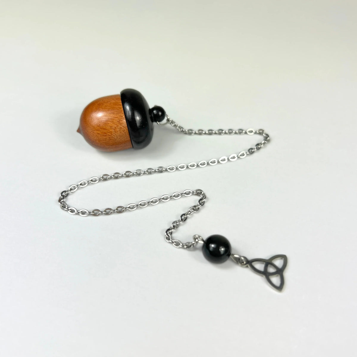 Pendule de chambre en gland, ébène, obsidienne arc-en-ciel