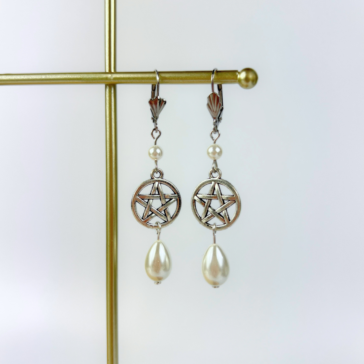 Boucles d’oreilles victoriennes édouardiennes en forme de pentacle et de perles en forme de larme