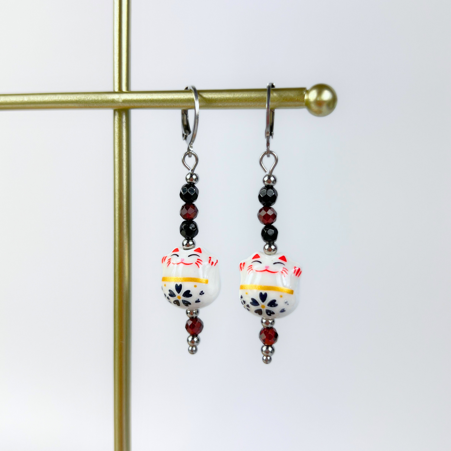 Boucles d'oreilles Maneki Neko, Onyx & Grenat