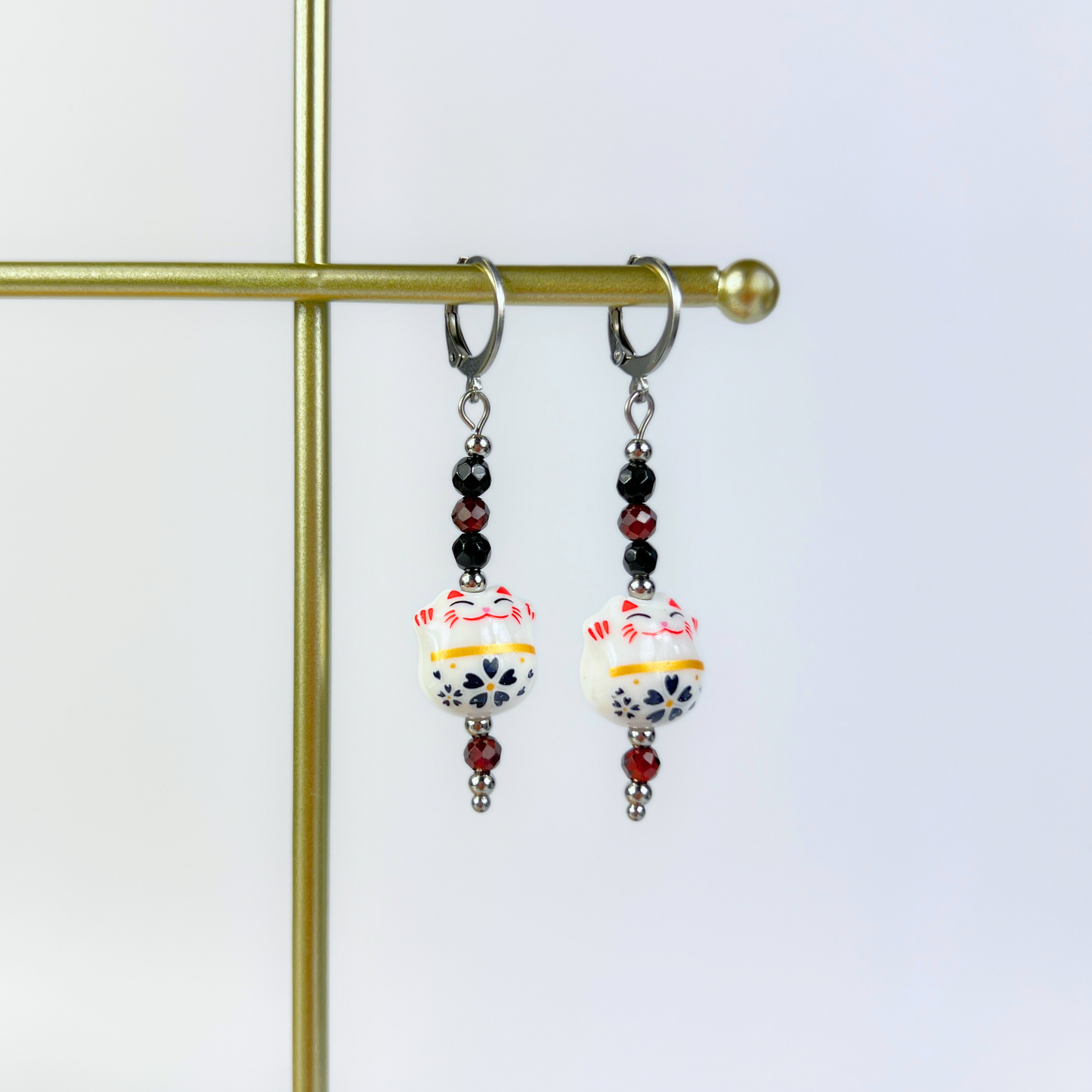 Boucles d'oreilles Maneki Neko, Onyx & Grenat