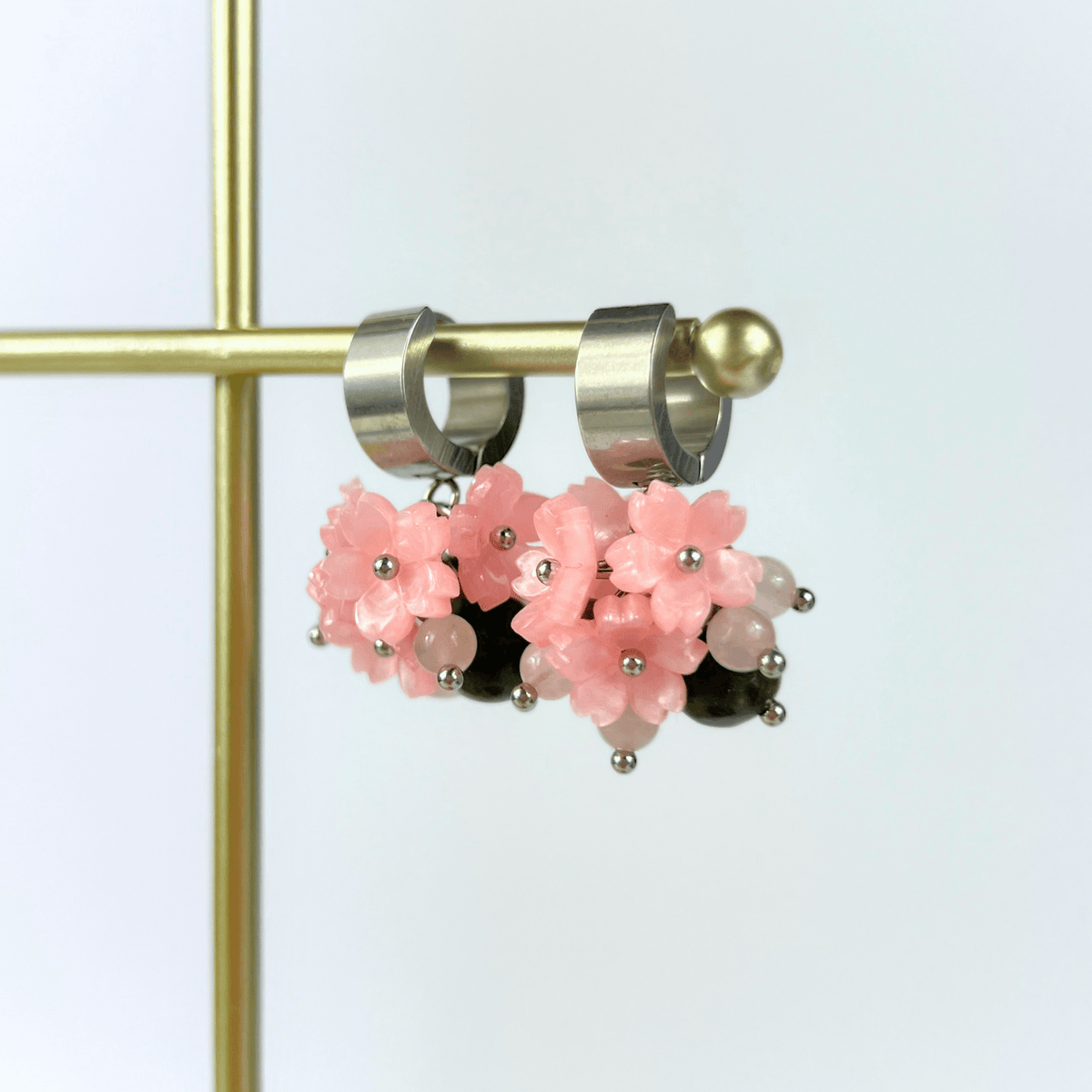 Boucles d'oreilles Sakura Bloom : quartz rose et jade vert sur des créoles épaisses