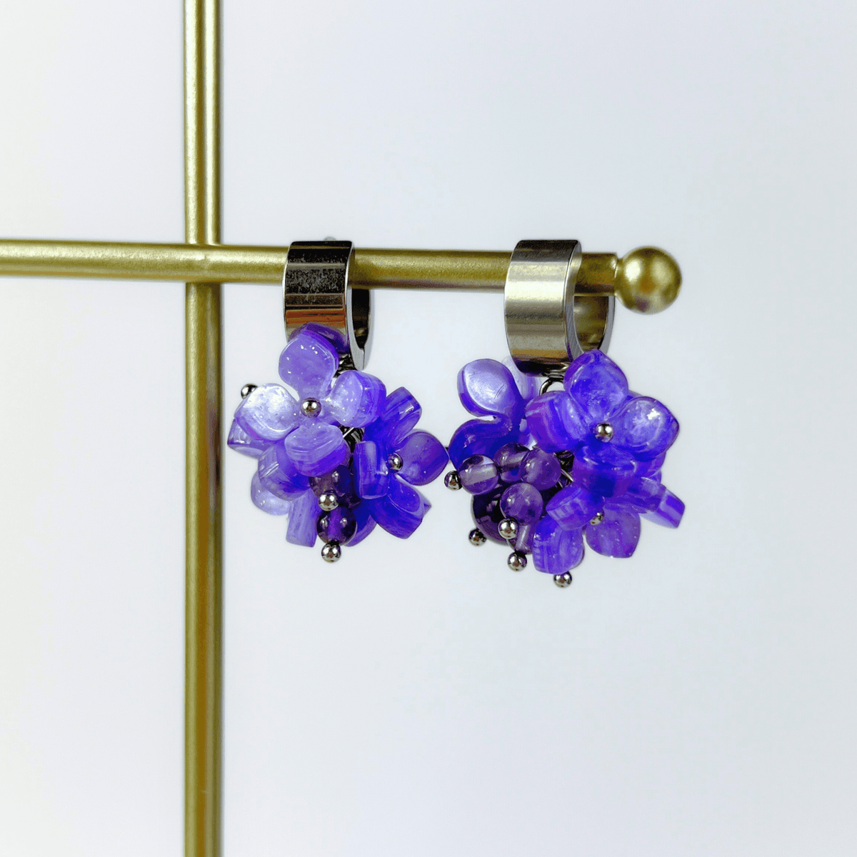 Boucles d'oreilles en fleurs d'hortensia, perles d'améthyste sur créoles épaisses