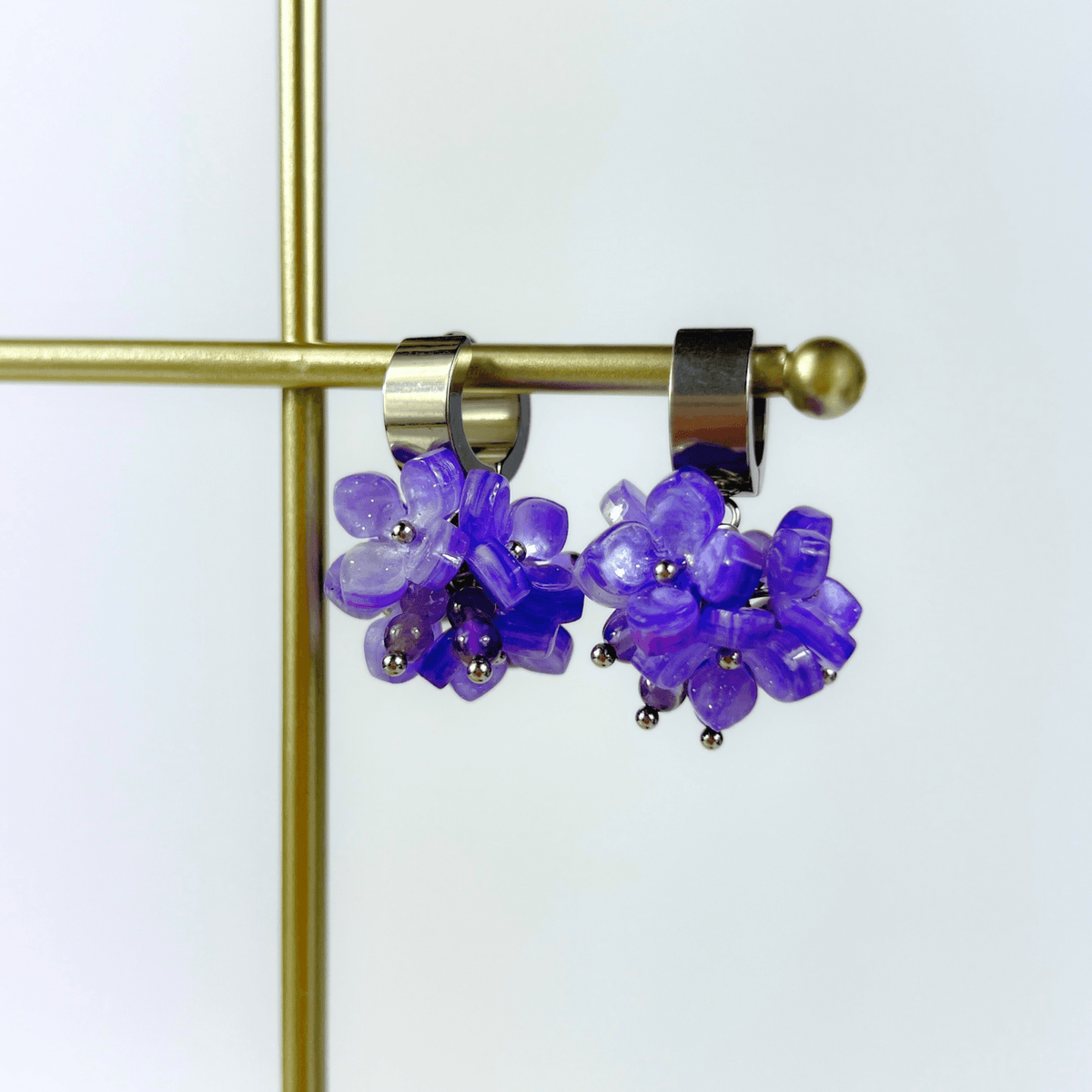 Boucles d'oreilles en fleurs d'hortensia, perles d'améthyste sur créoles épaisses