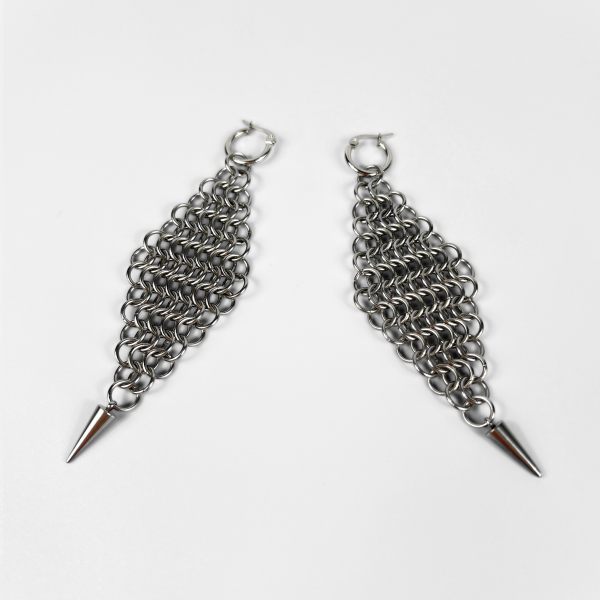 Boucles d'oreilles maxi en cotte de mailles en forme de diamant avec pointes