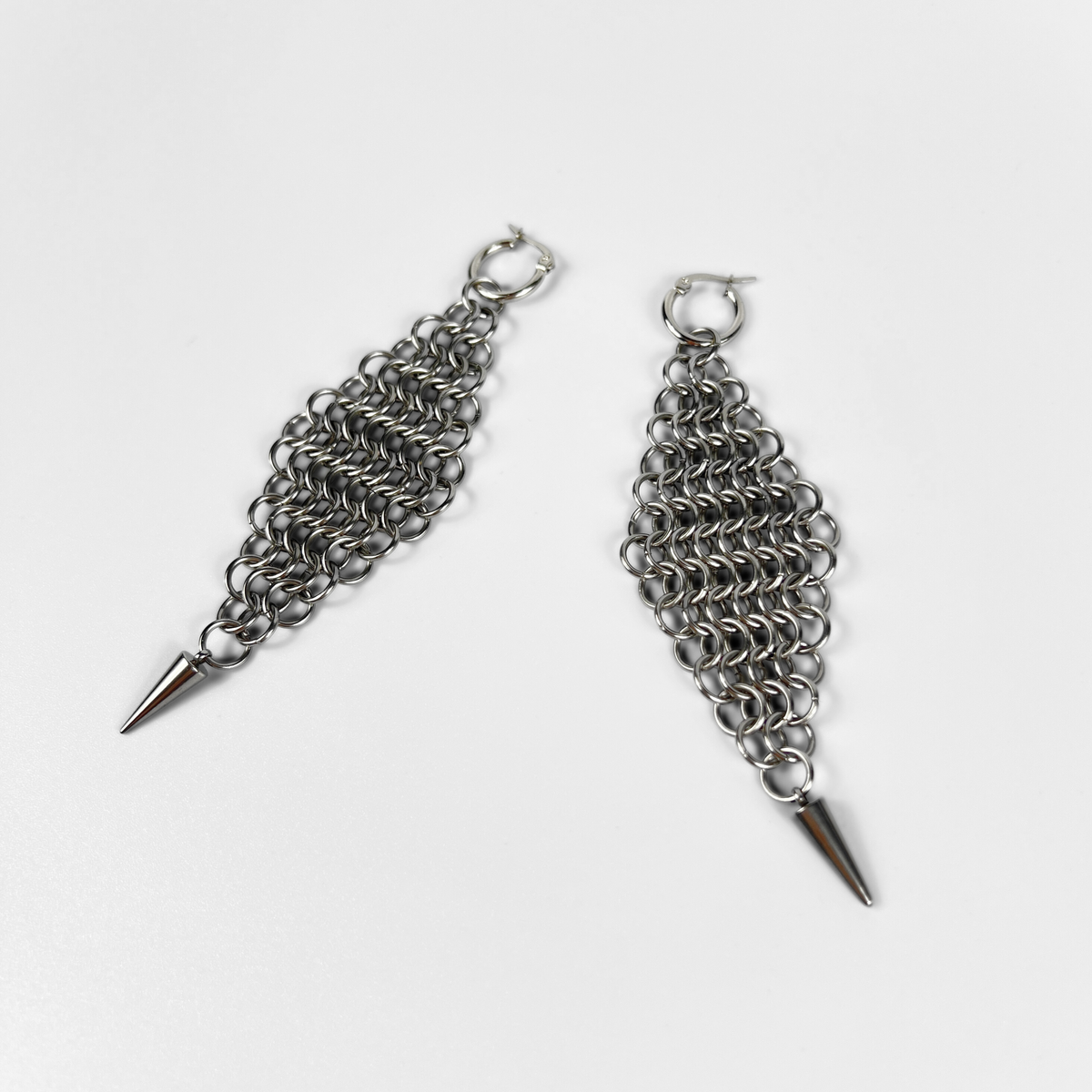 Boucles d'oreilles maxi en cotte de mailles en forme de diamant avec pointes