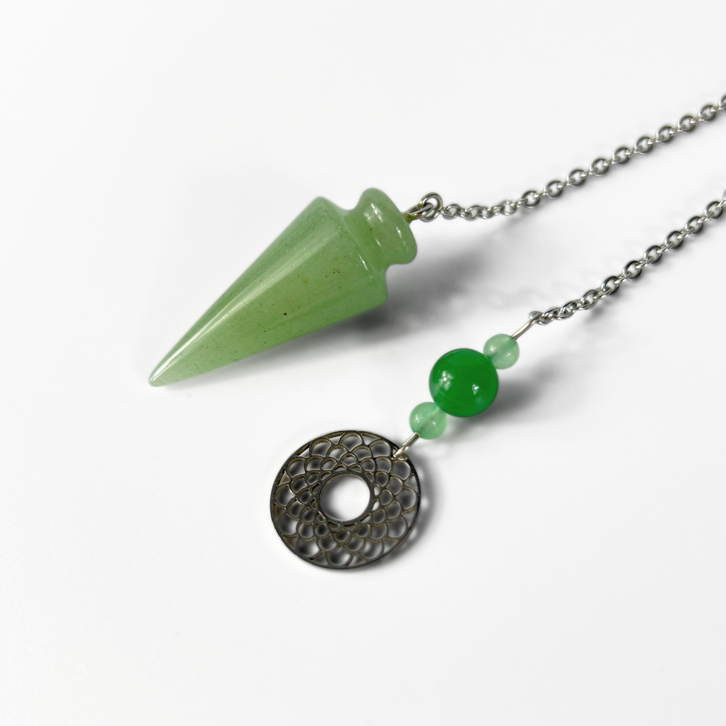 Pendule en aventurine avec une breloque géométrique