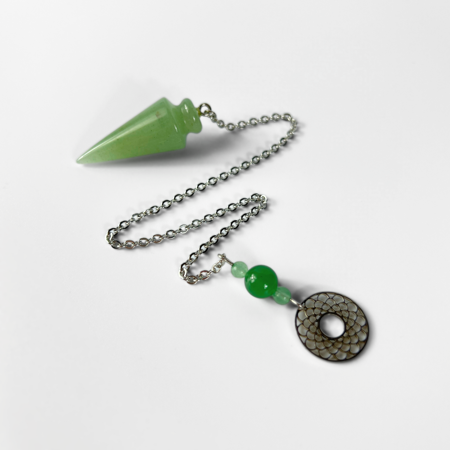 Pendule en aventurine avec une breloque géométrique