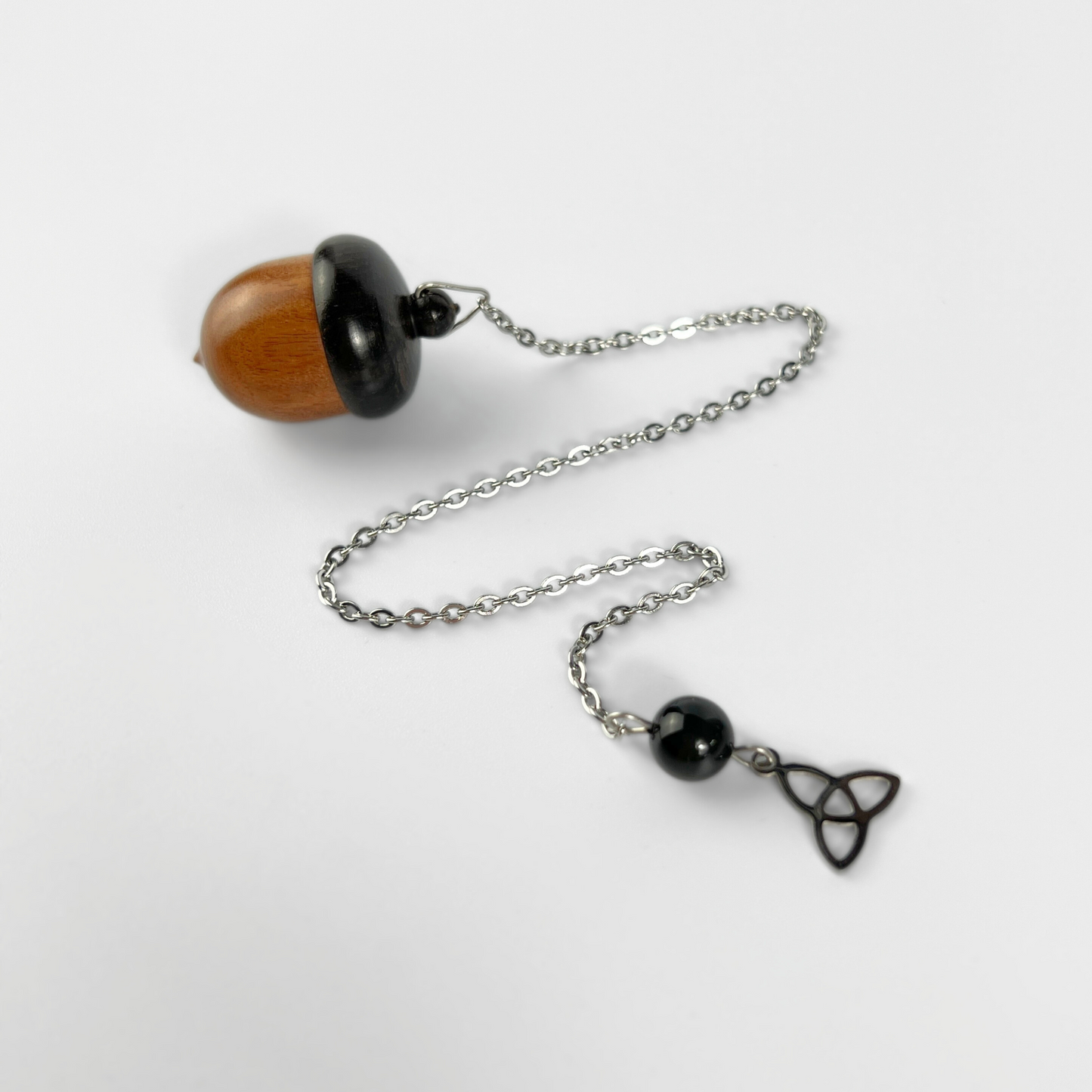 Pendule de chambre en gland, ébène, obsidienne arc-en-ciel