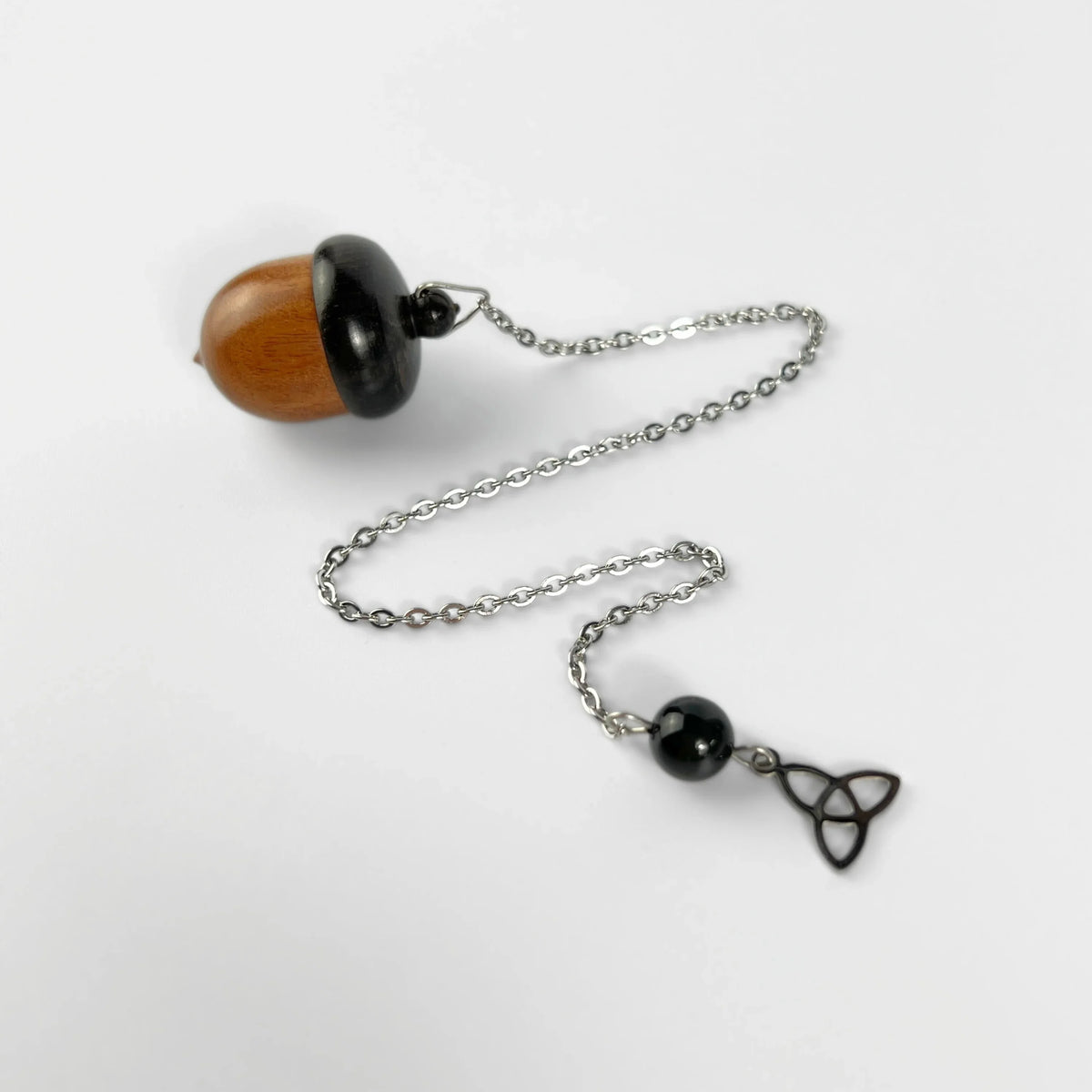 Pendule de chambre en gland, ébène, obsidienne arc-en-ciel