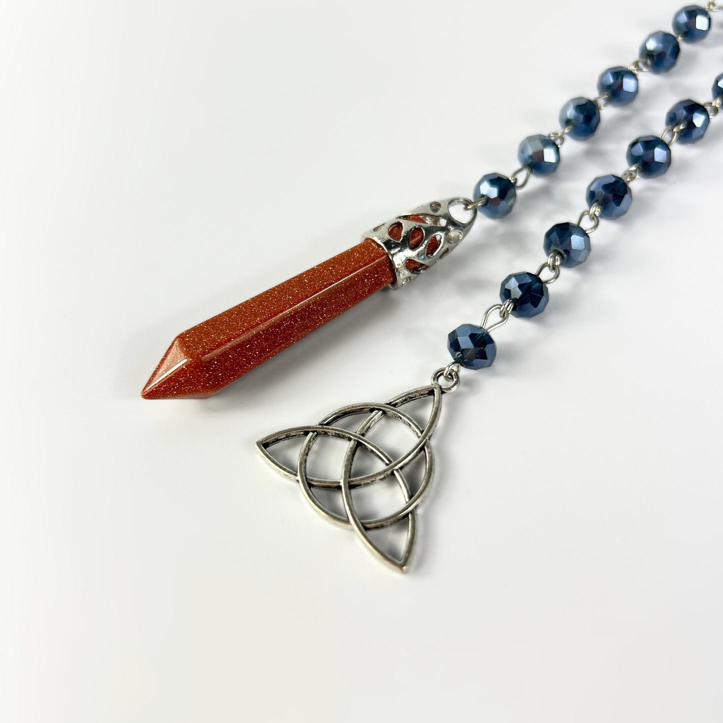 Pendule 7 chakras en aventurine avec un pentacle