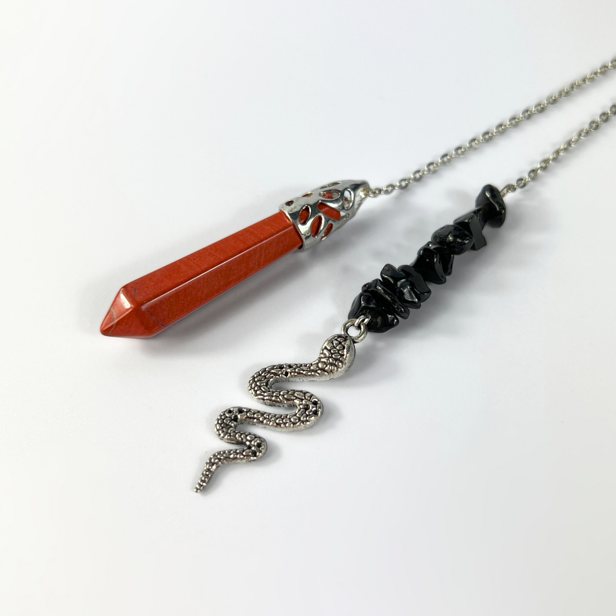 Pendule serpent en jaspe rouge et obsidienne