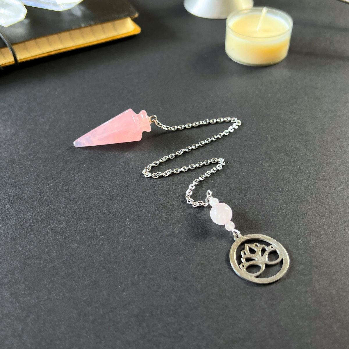Pendule fleur de lotus en quartz rose