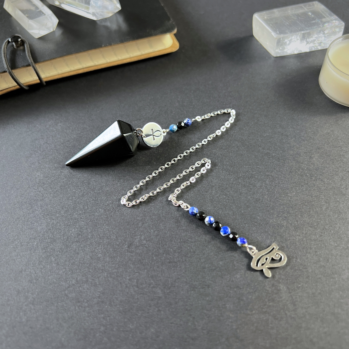 Pendule de divination avec obsidienne, lapis-lazuli, onyx, œil d'Horus et Ankh
