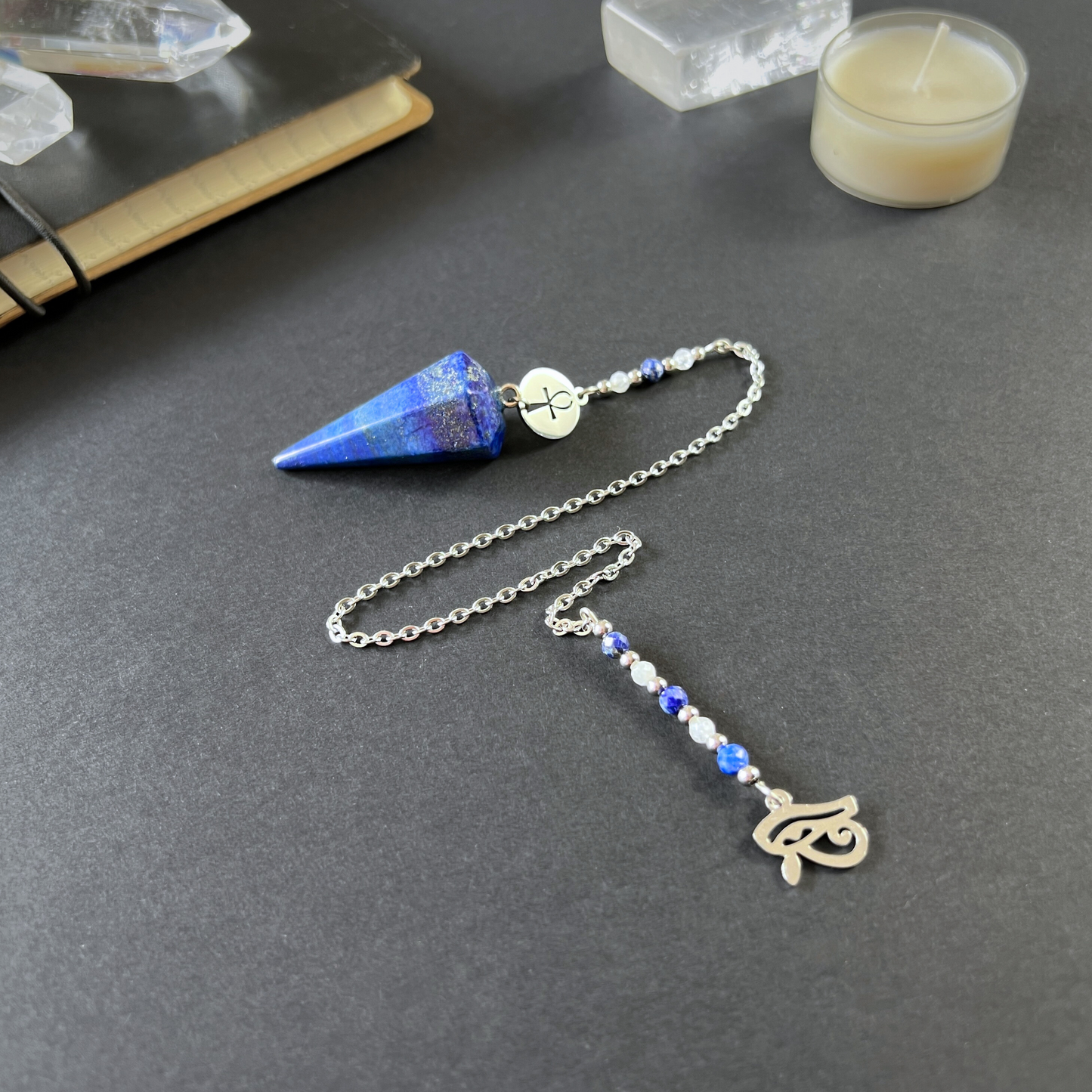 Pendule de radiesthésie avec lapis-lazuli, pierre de lune, œil d'Horus et Ankh