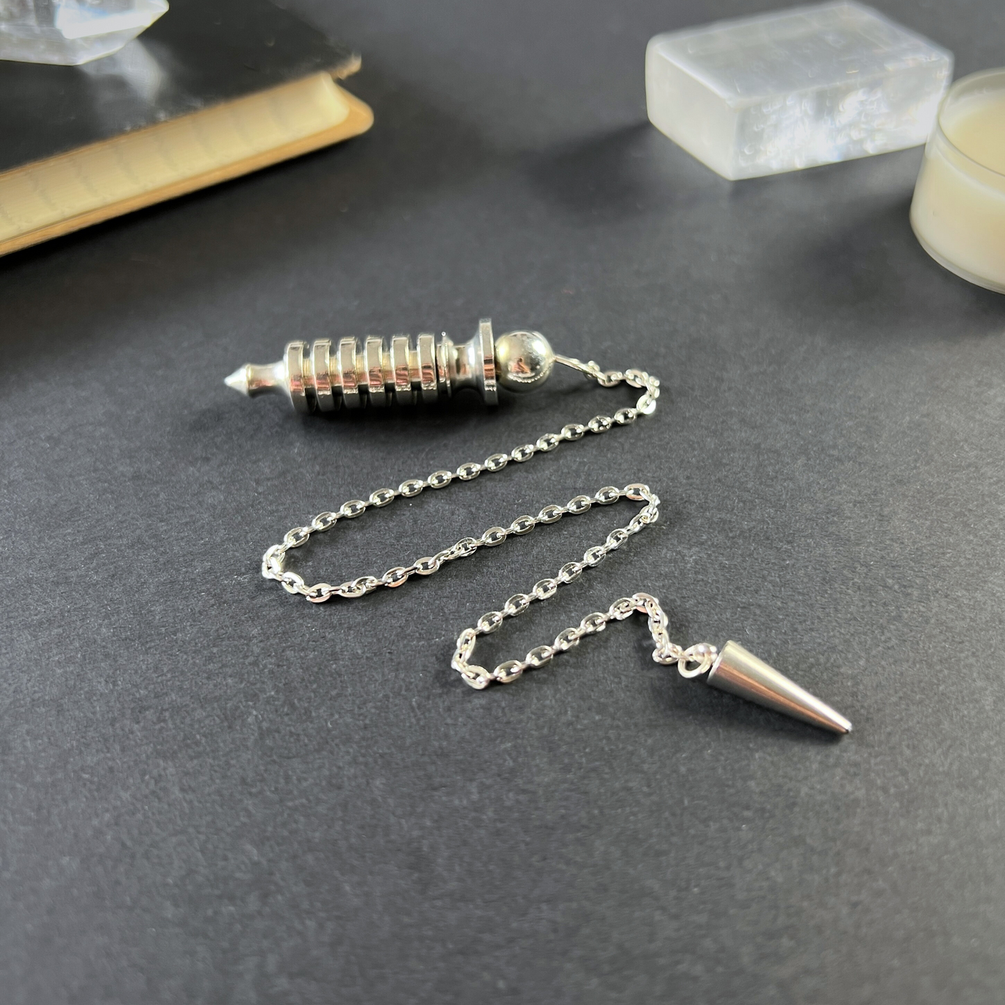 Pendule de radiesthésie égyptien en métal Isis avec chambre