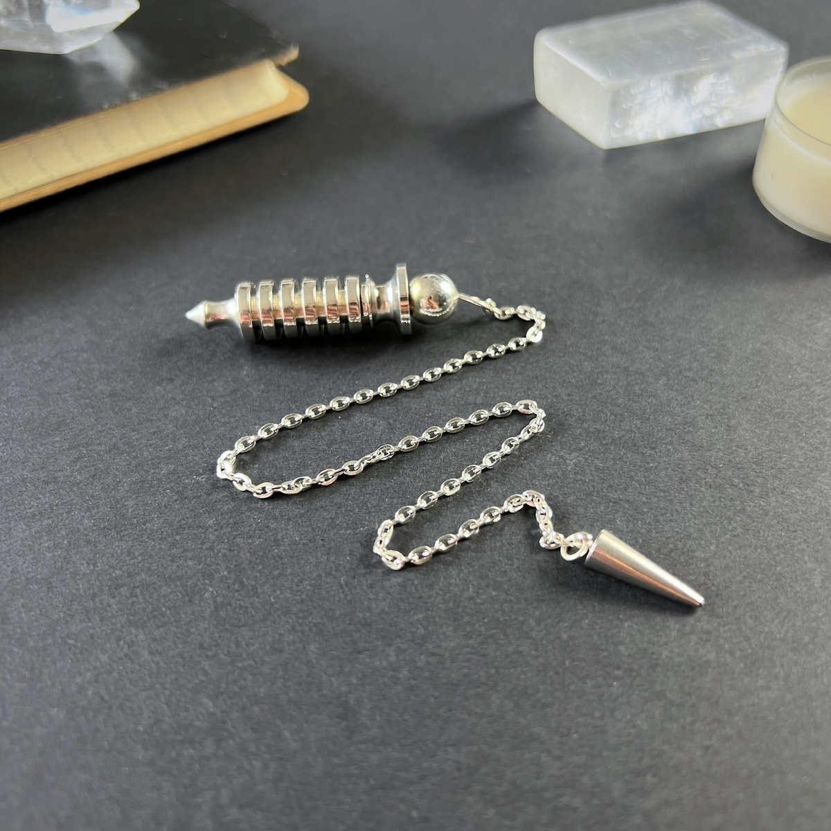 Pendule de radiesthésie égyptien en métal Isis avec chambre