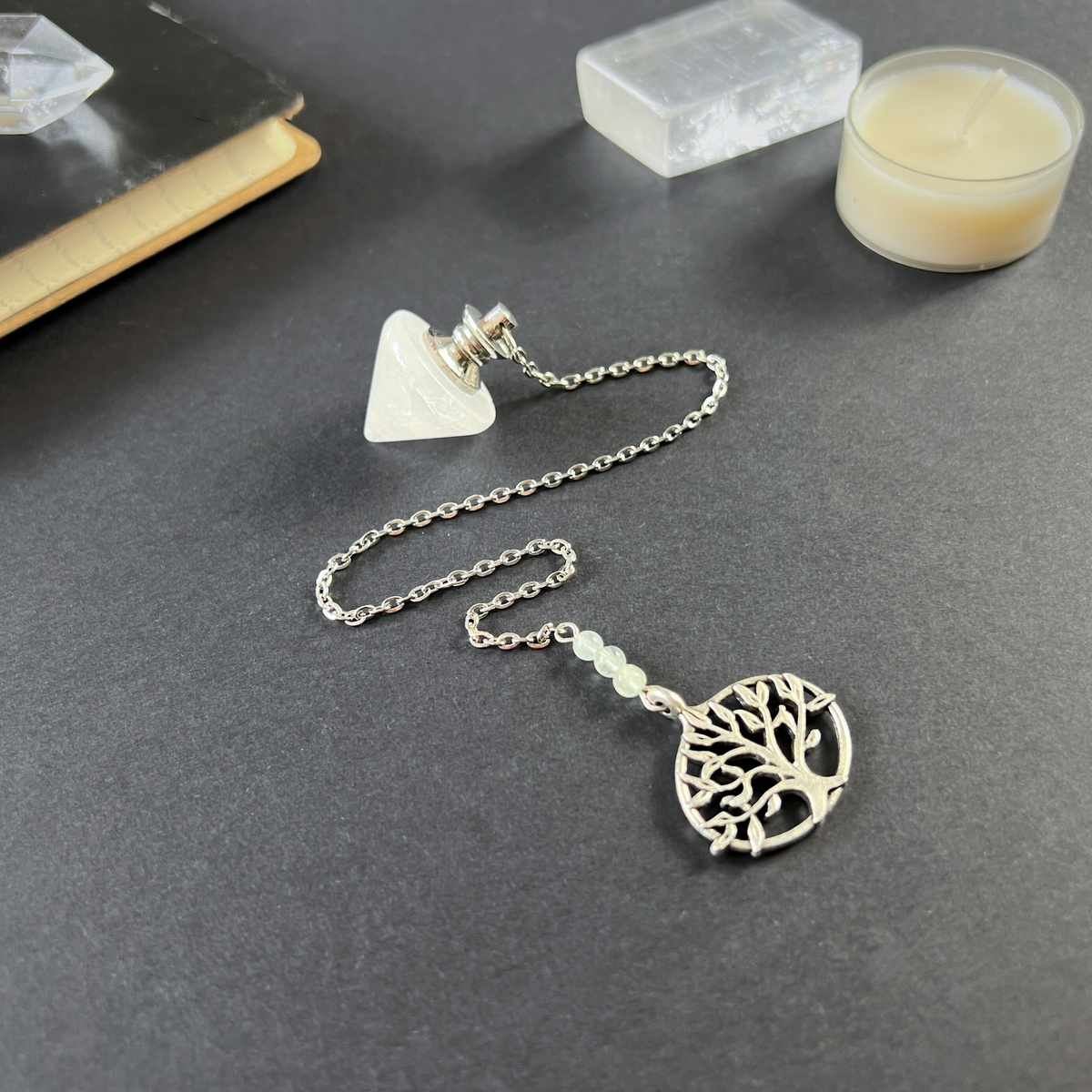 Pendule de radiesthésie conique en quartz clair, fluorite et arbre de vie